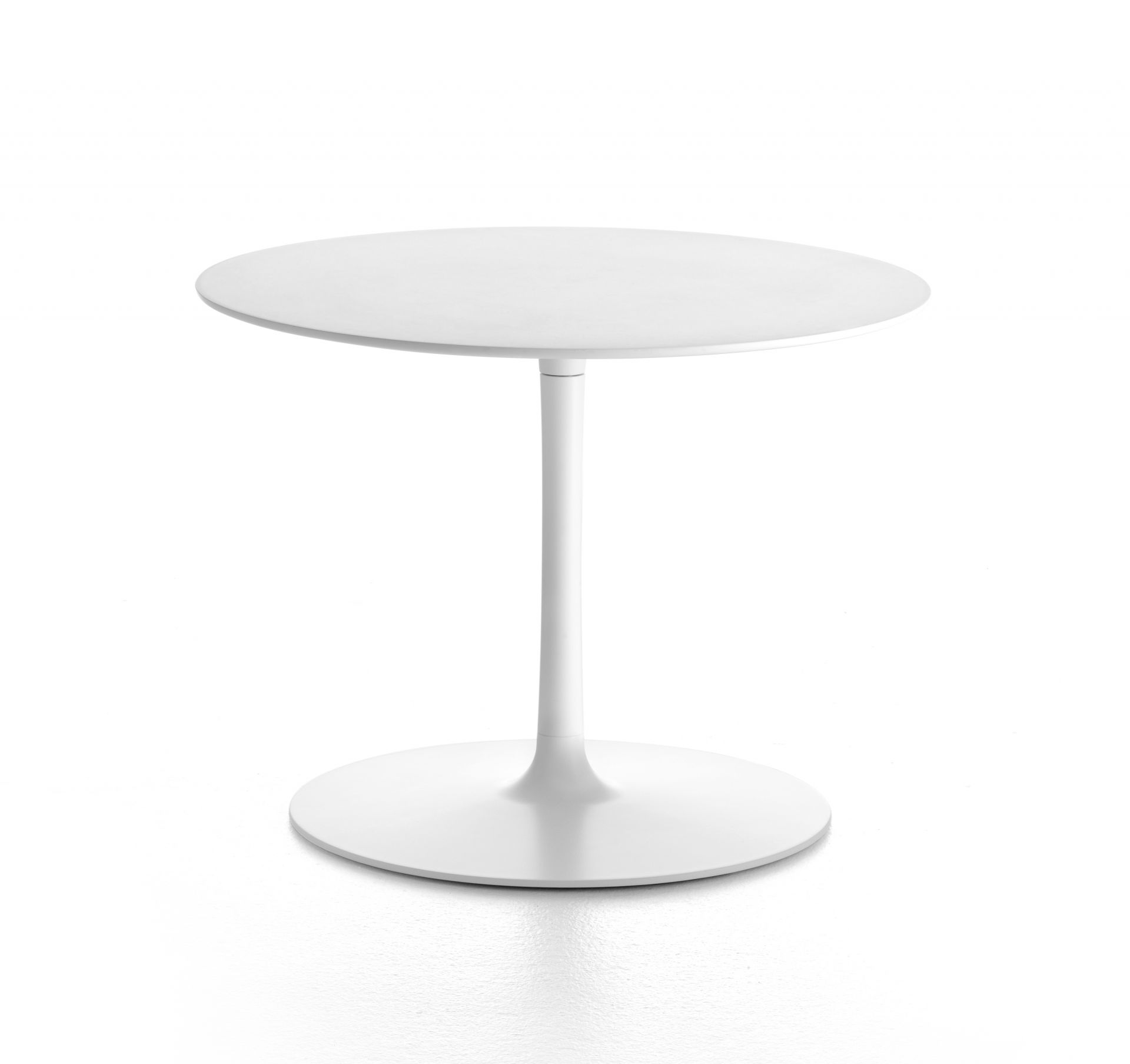 Weißer Flow Low Table Beistelltisch von MDF Italia mit runder Tischplatte und Fuß.