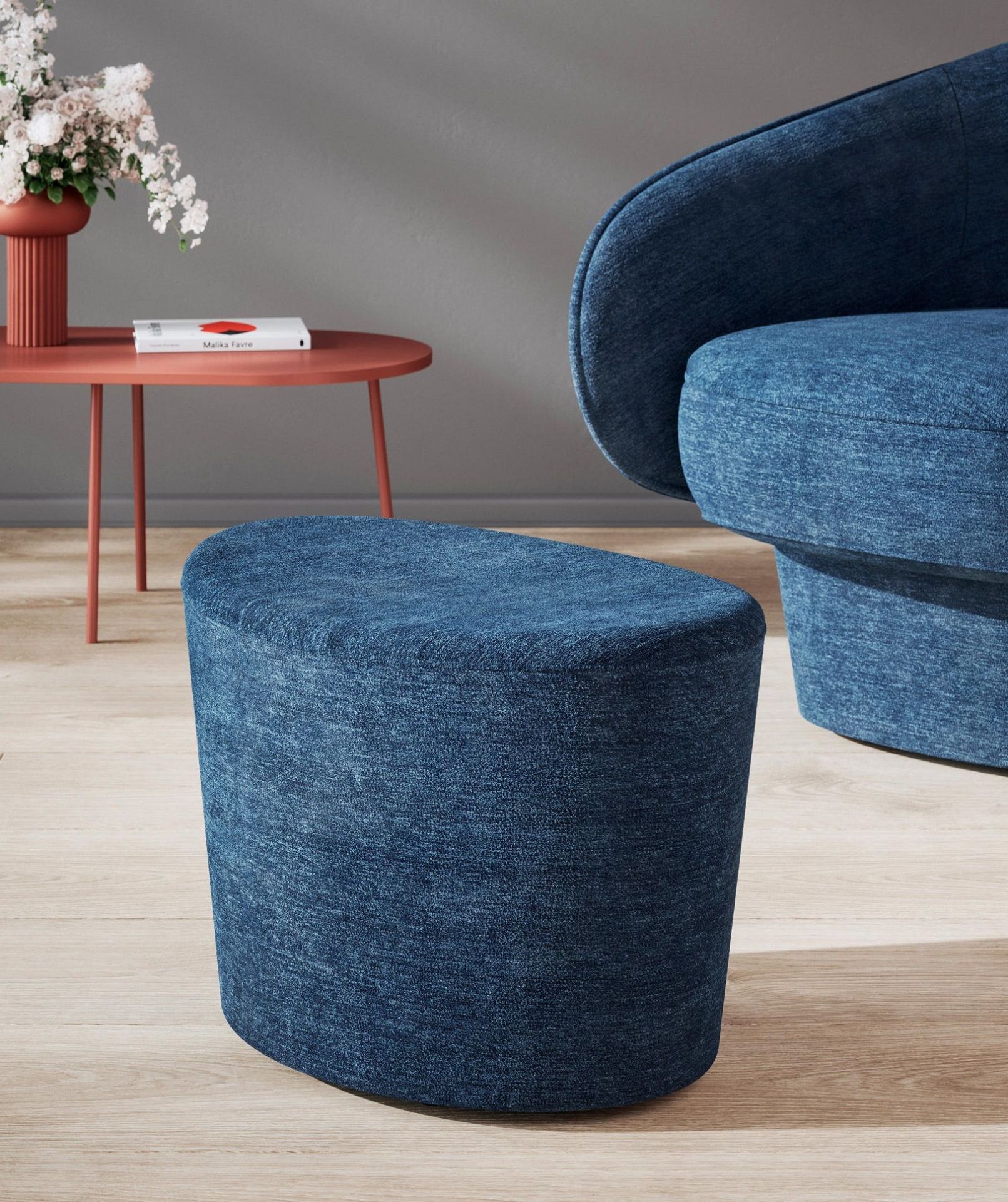 Blauer Roc Hocker aus Stoff, oval, als Fußhocker oder Sitzgelegenheit im Wohnzimmer.