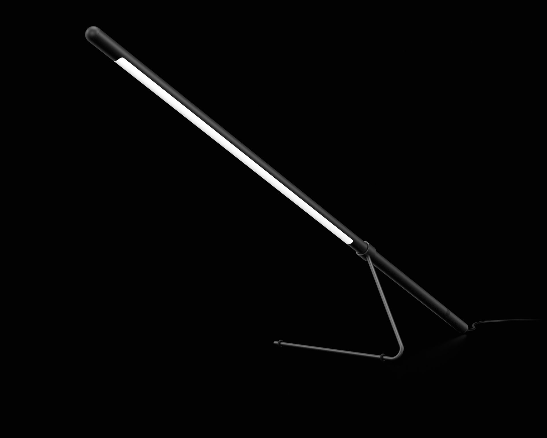 Schwarze Belux Tubo LED Tischleuchte mit minimalistischem Design und hellem, indirektem Licht auf schwarzem Hintergrund.