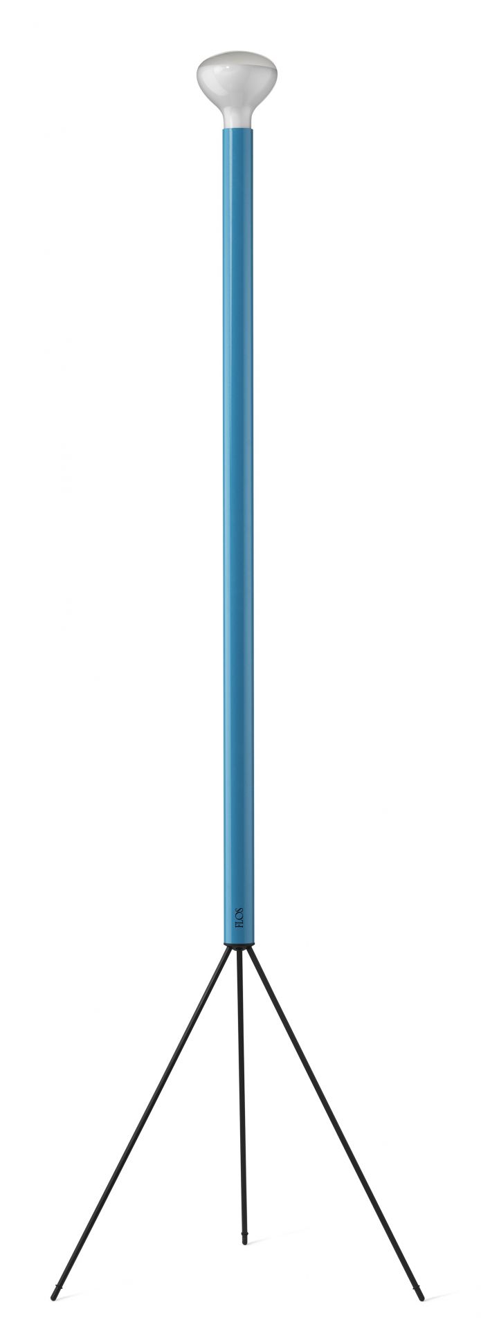Helle, hellblaue Flos Stehleuchte Luminator mit schwarzem Stativ und weißem Lampenschirm.
