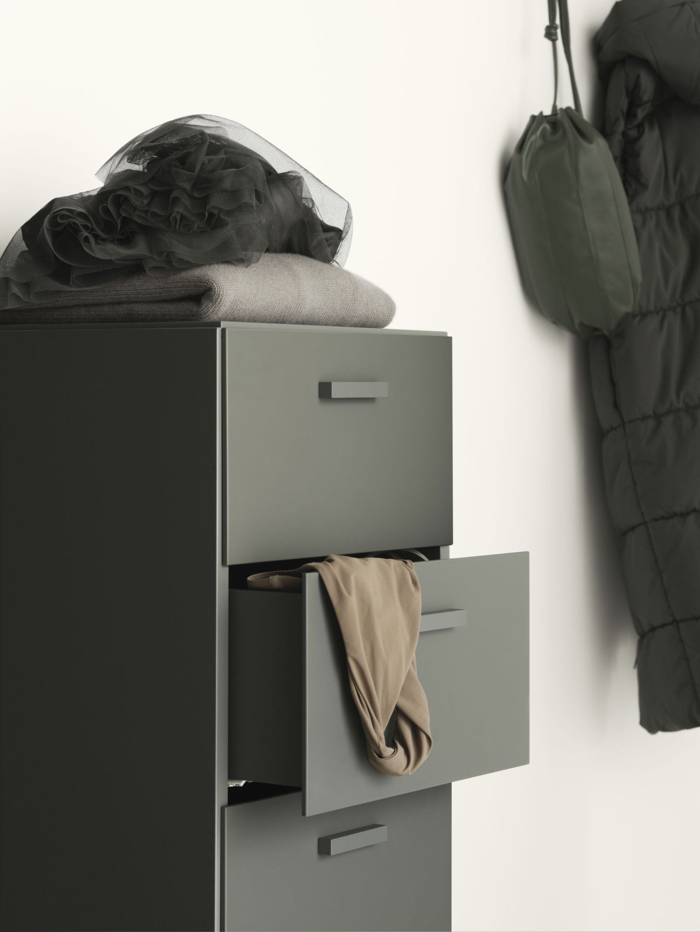 Orange String Furniture Relief Kommode mit Sockel, hoch, zur Aufbewahrung von Kleidung.