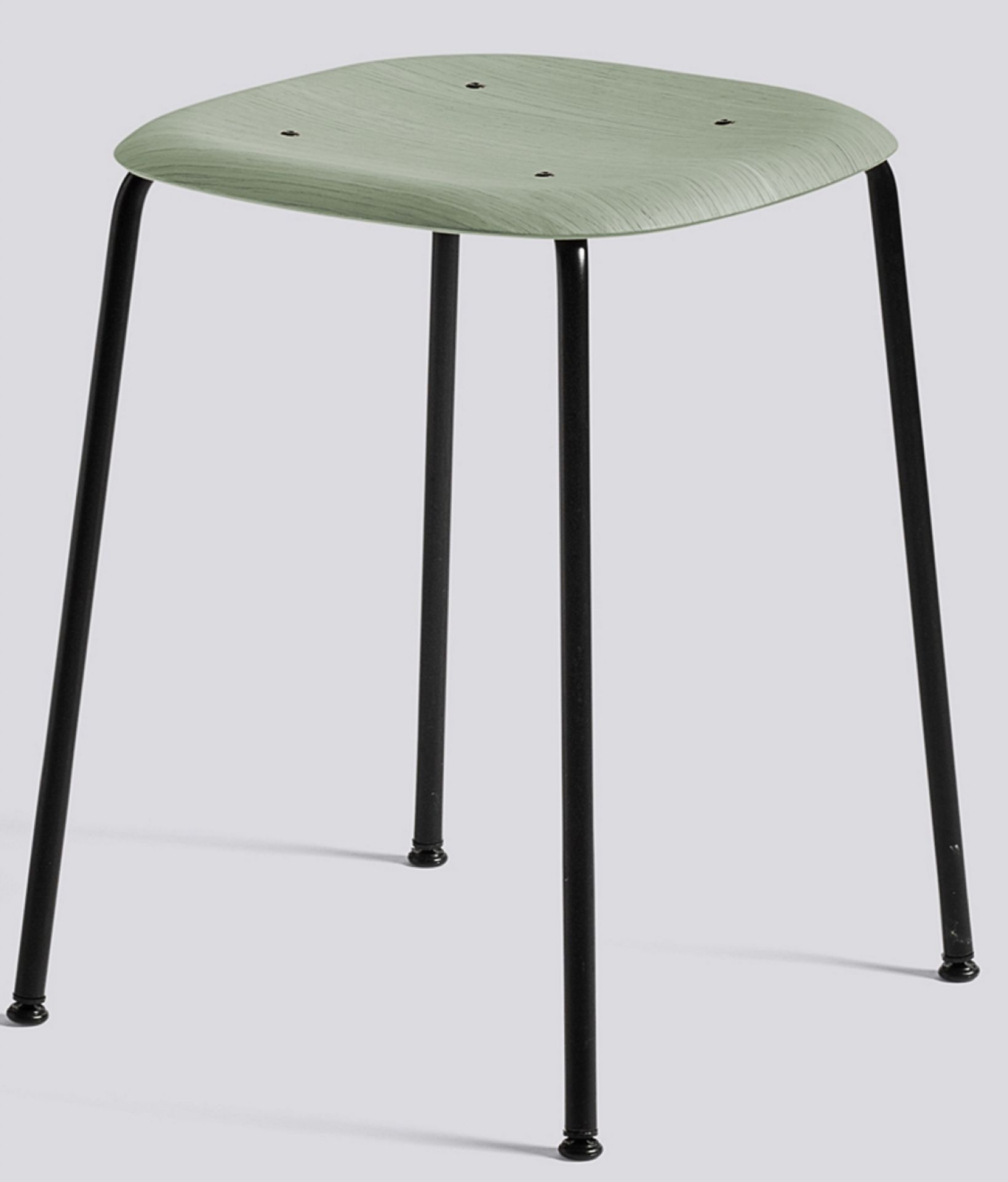 Hocker Soft Edge 70 von Hay: Grüner Sitz auf schwarzem Stahlgestell, minimalistisches Design.