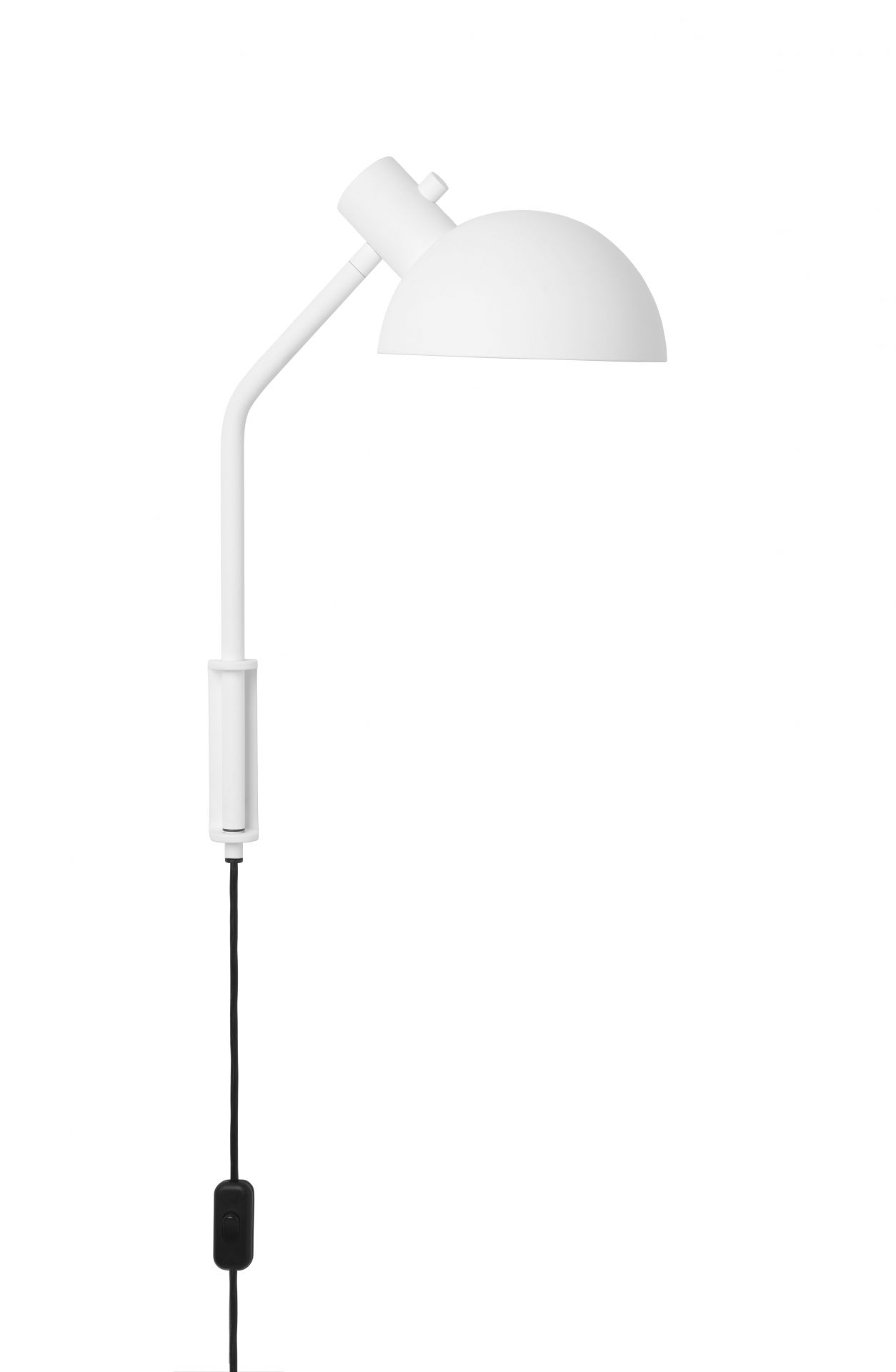 Weiße MO300 Wandleuchte von Carl Hansen & Søn mit schwenkbarem Lampenschirm und schwarzem Kabel.