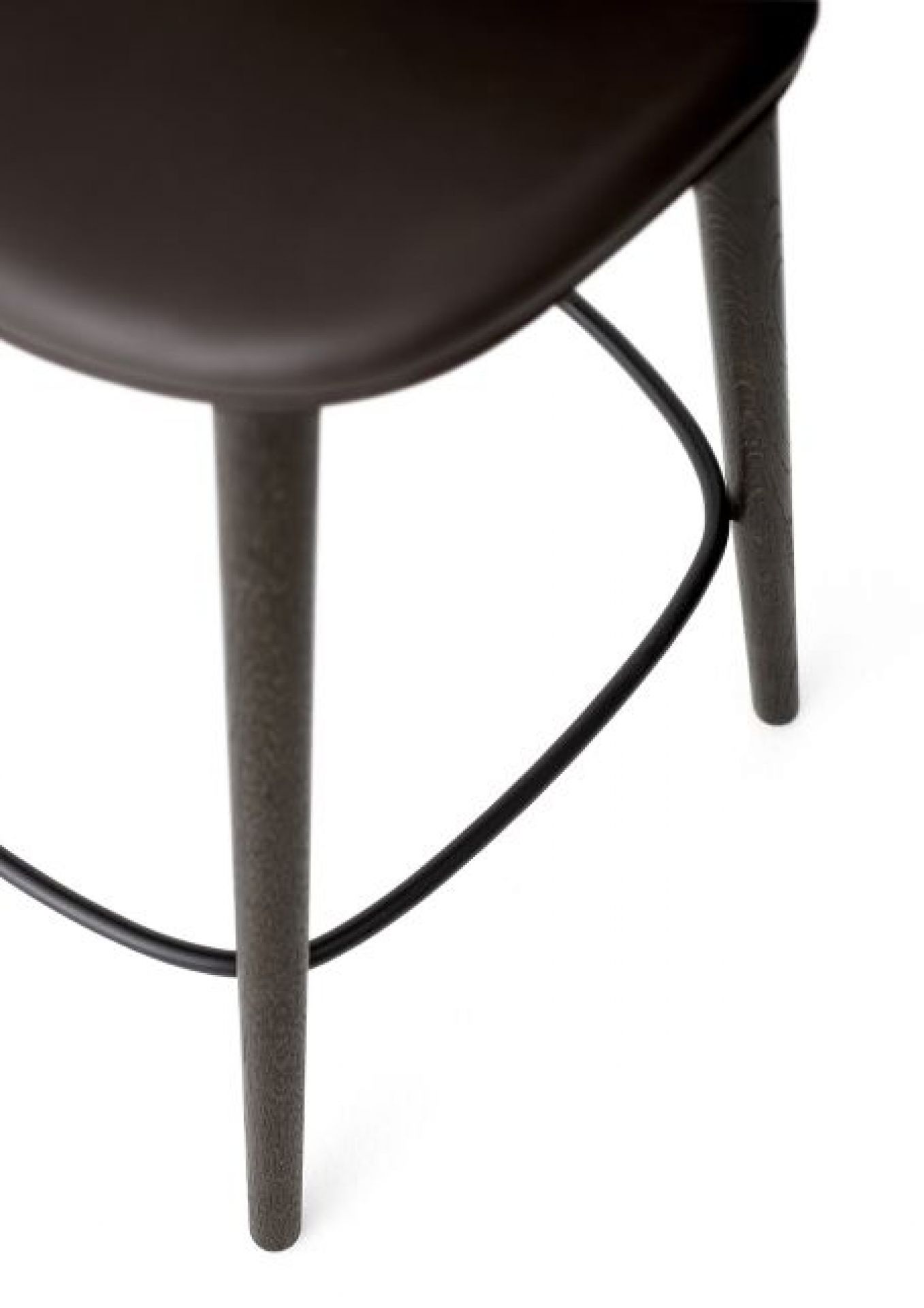 Detailaufnahme: Lodge Tresenhocker mit dunklem Eichengestell und dunkelbraunem Ledersitz. Barhocker für Küche und Bar.