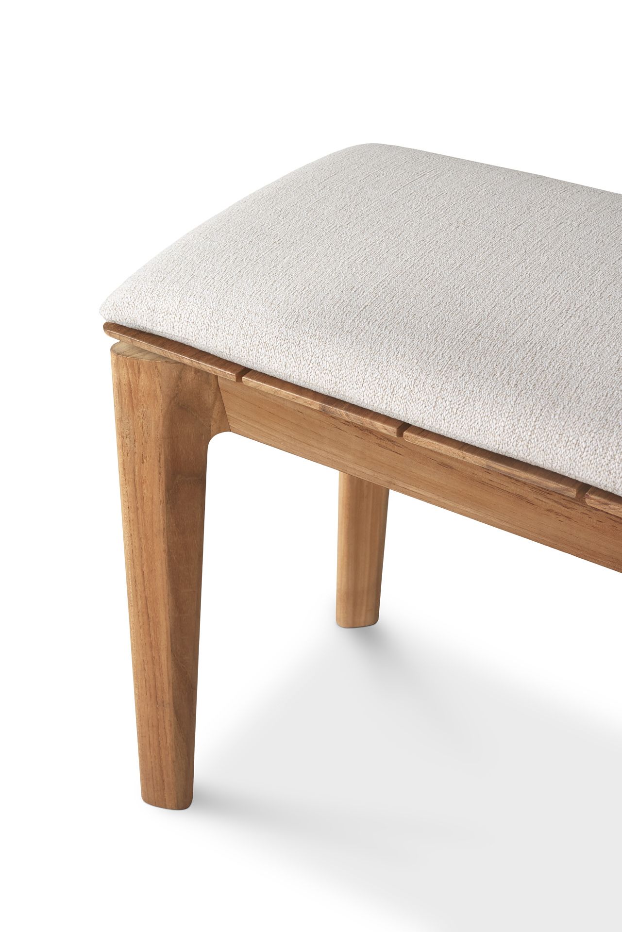 Detailaufnahme der Bok Teak Bank von Ethnicraft mit hellem Polster, ideal für den Außenbereich.
