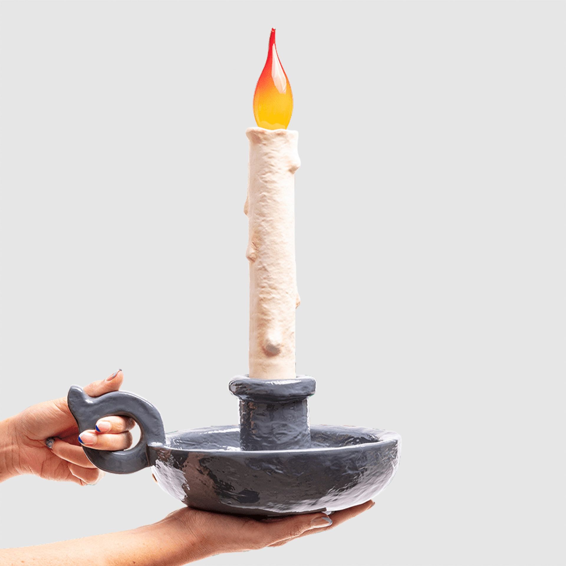 Grimm Lampe: Akkuleuchte in Weiß von Seletti, gehalten von Händen. Dekorative Tischleuchte.