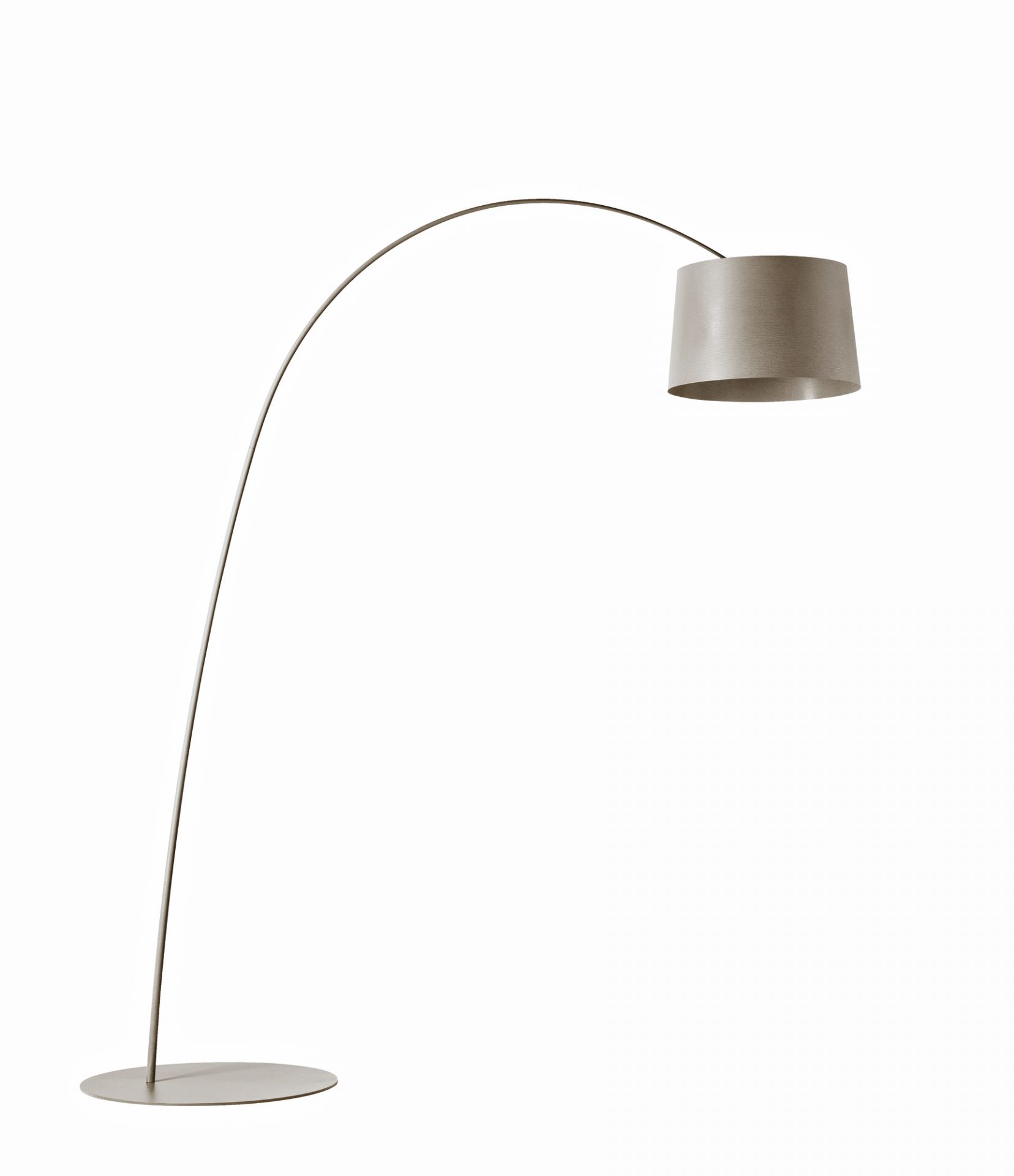 Twiggy Stehleuchte von Foscarini in Grau-Beige: Elegante Bogenleuchte mit rundem Lampenschirm für Wohnzimmer und Büro.