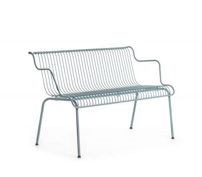 Hellblaue South Bank von Magis, eine moderne Outdoor Bank aus pulverbeschichtetem Stahl.