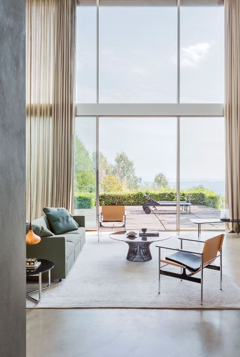 Helles Wohnzimmer mit großem Fenster und zwei Pollock Sessel von Knoll International.