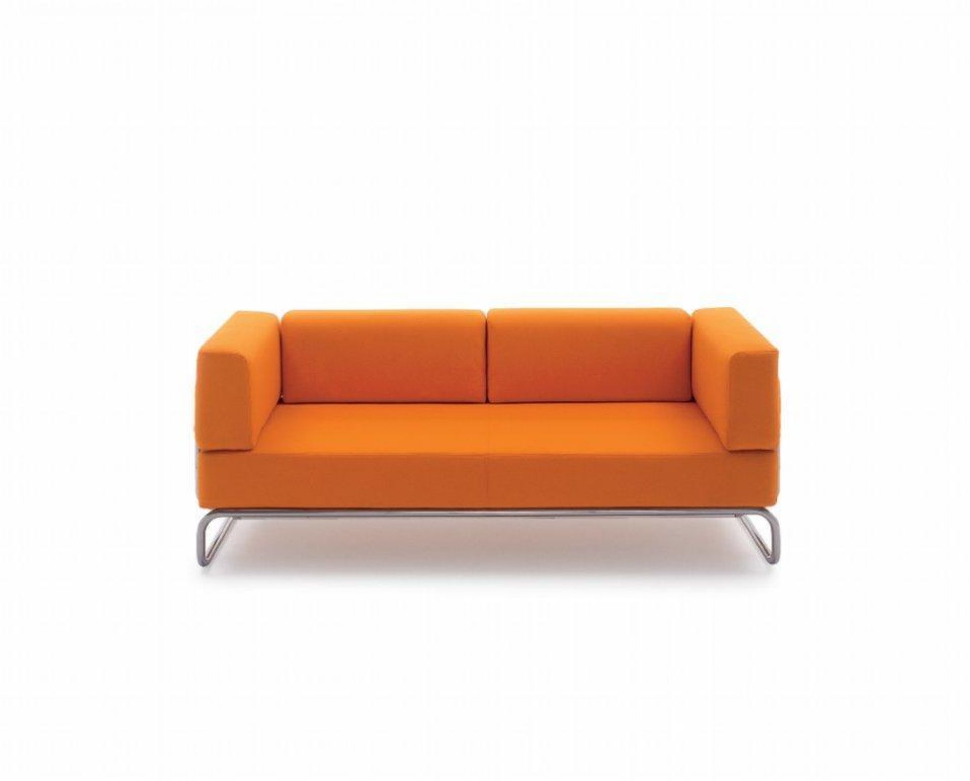Oranges Thonet Sofa S 5100 mit niedrigem Polsterteil und verchromtem Stahlrohrgestell. Modernes Design für Wohnzimmer.