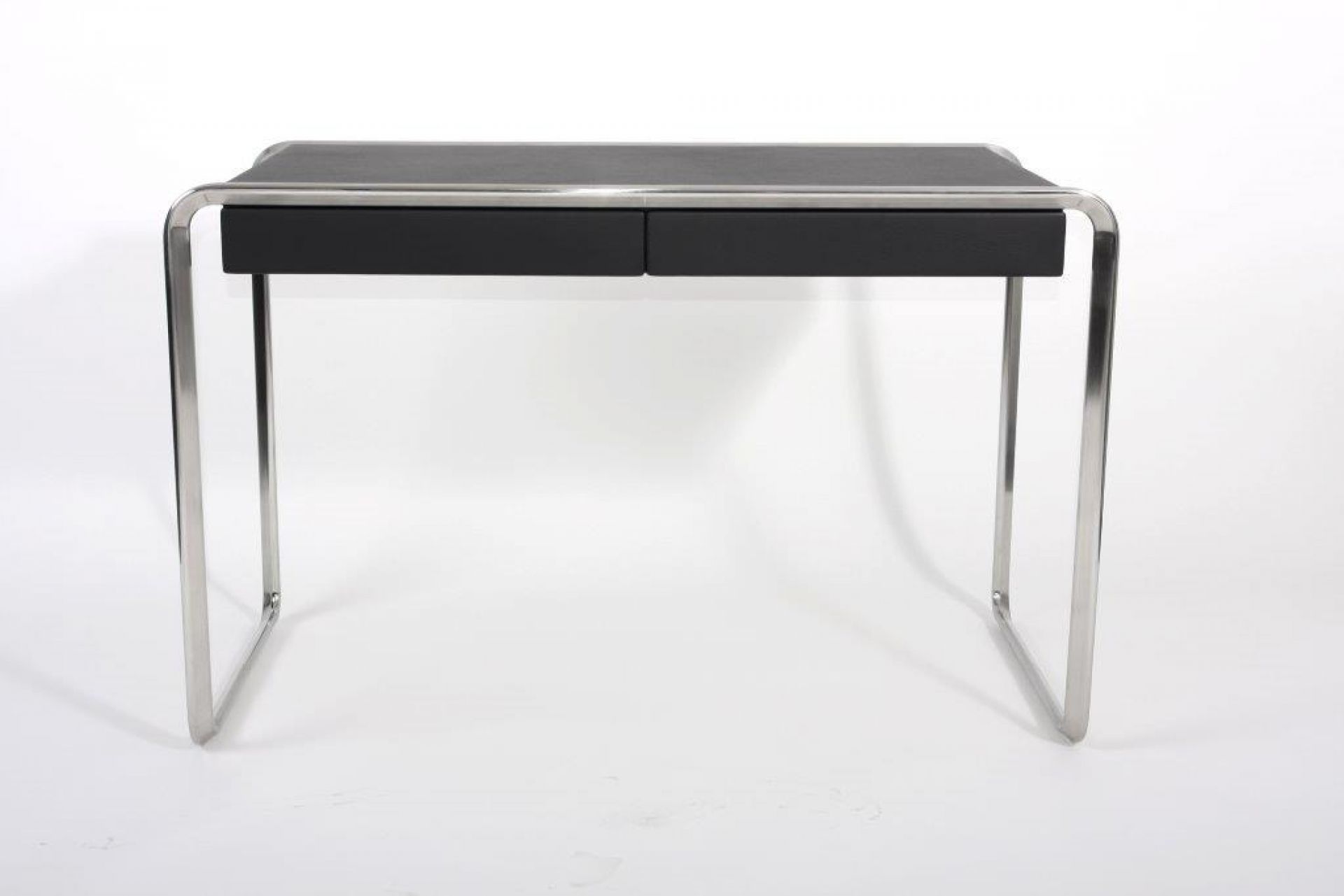 K2D Schreibtisch von Tecta: Moderner Bürotisch mit schwarzer Tischplatte und verchromtem Stahlrohrgestell.