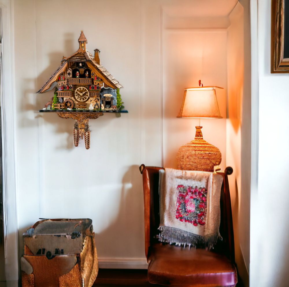 Detailansicht einer Quarz-Kuckucksuhr mit Tanzpaar, traditionelle Schwarzwald-Uhr als Dekoration.