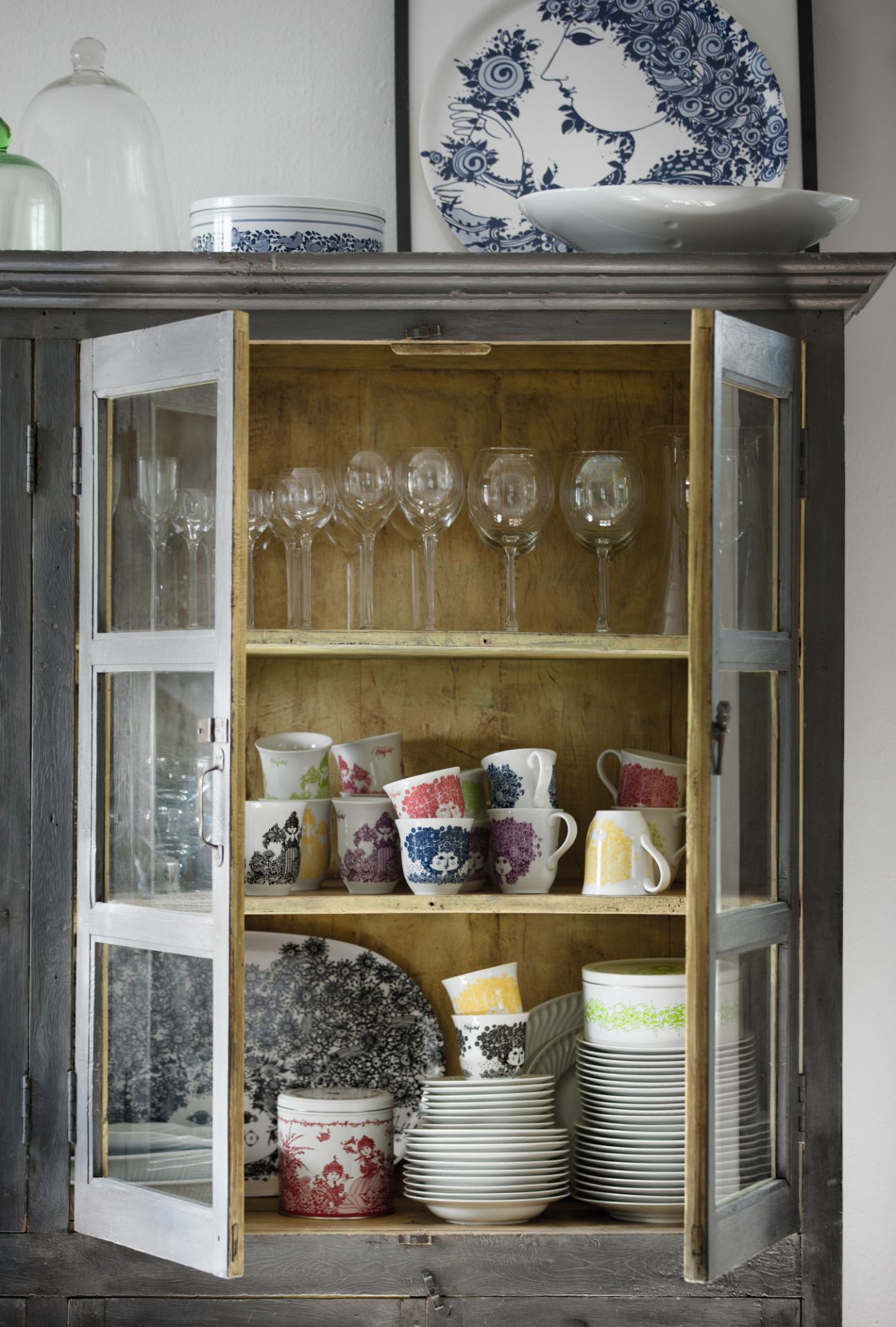 Vintage Vitrine mit Geschirr, darunter Rosalinde Becher von Bjorn Wiinblad, Einzelstück mit Gesichtsmuster.