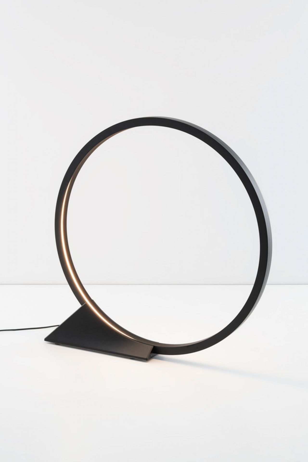 Schwarze O Floor LED Stehleuchte von Artemide, modernes Design mit kreisförmigem Leuchtkörper.