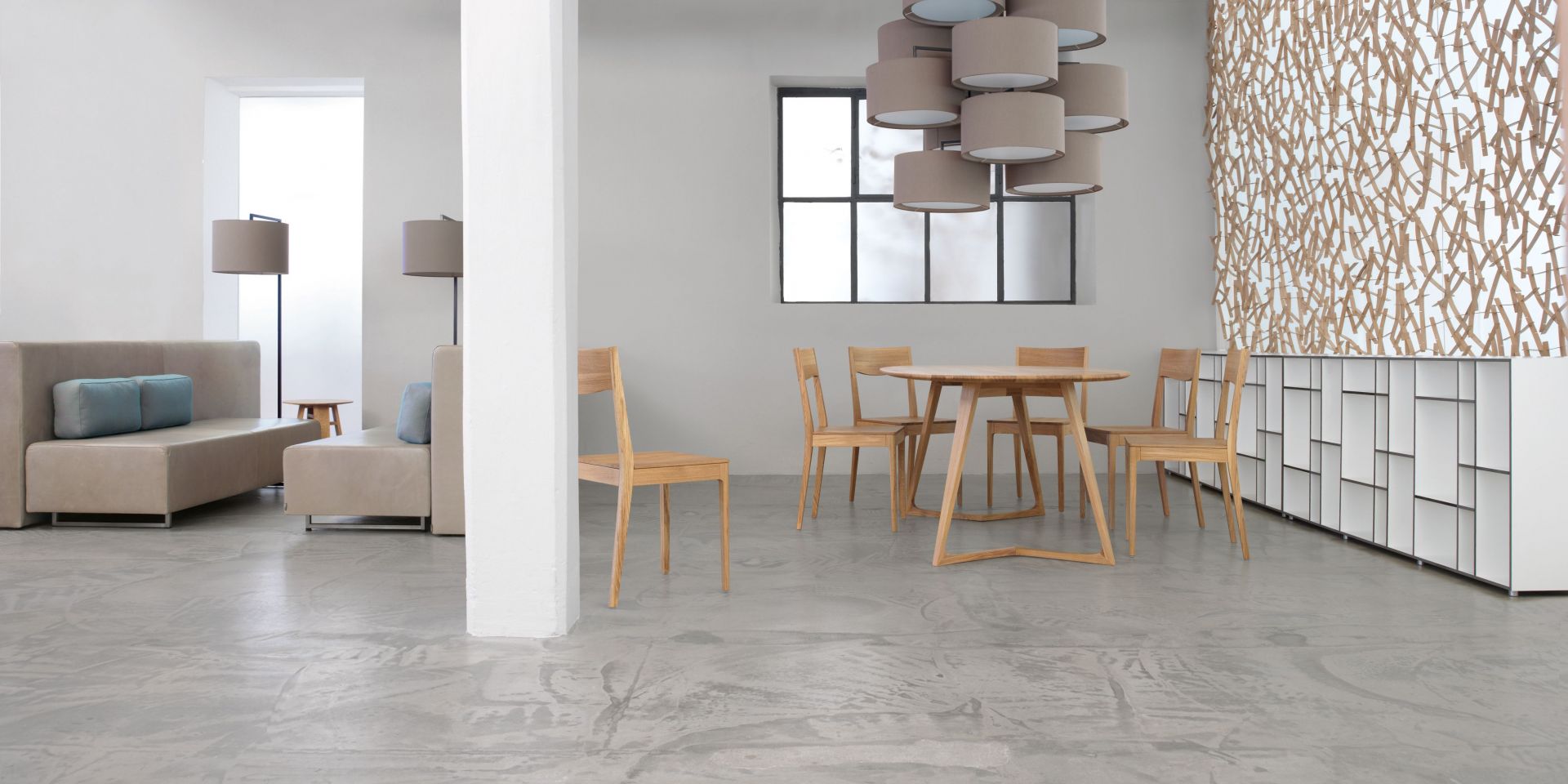 NOON 12 Deckenleuchte in Warmgrau über Esstisch mit Holzstühlen, modernes Raumdesign.