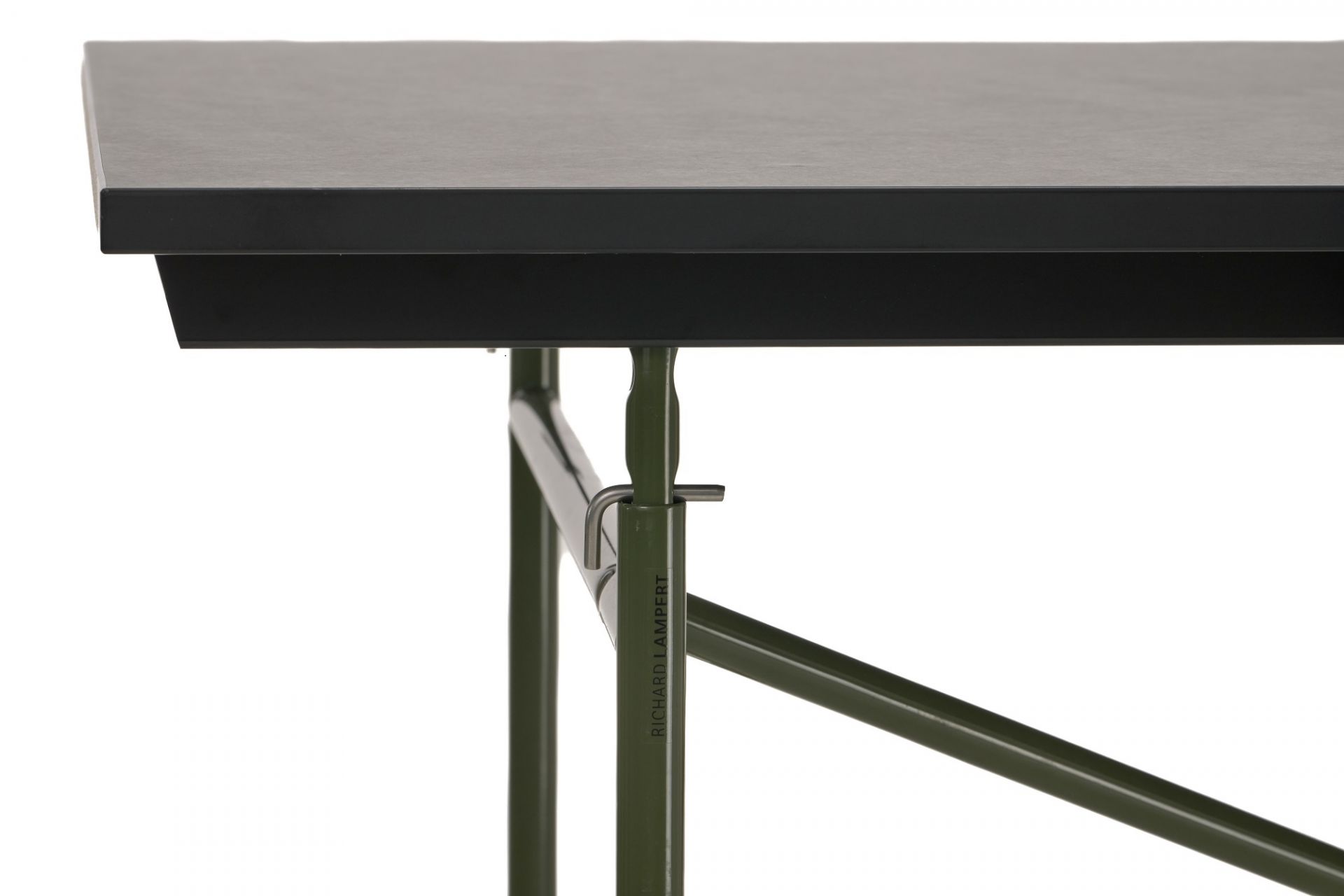 Detailaufnahme: Richard Lampert Eiermann Tischgestell mit schwarzer Tischplatte und grünen Plattenträgern.