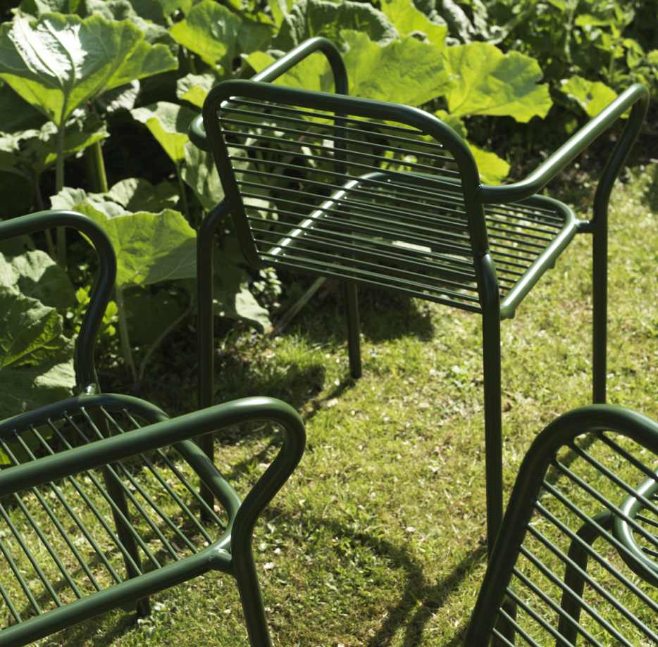 Grüne Vig Armchair Armlehnstühle von Normann Copenhagen im Garten, moderne Outdoor-Möbel aus Metall.