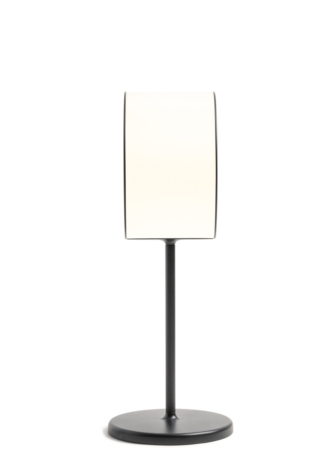 Lost Tischleuchte von Magis, moderne Lampe mit rechteckigem Schirm und schwarzem Fuß.