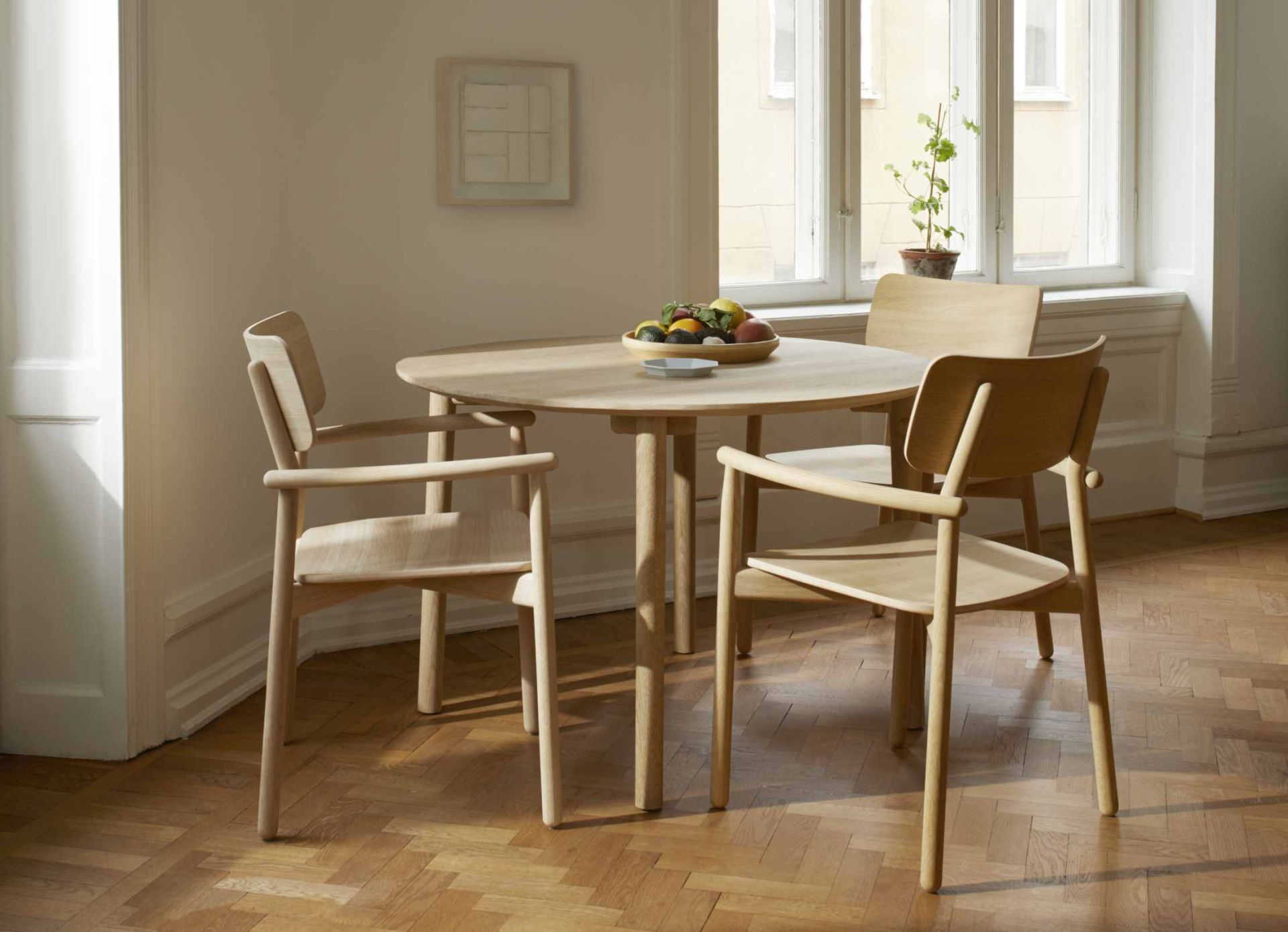 Runder Hven Tisch von Skagerak by Fritz Hansen aus geölter Eiche mit passenden Holzstühlen.