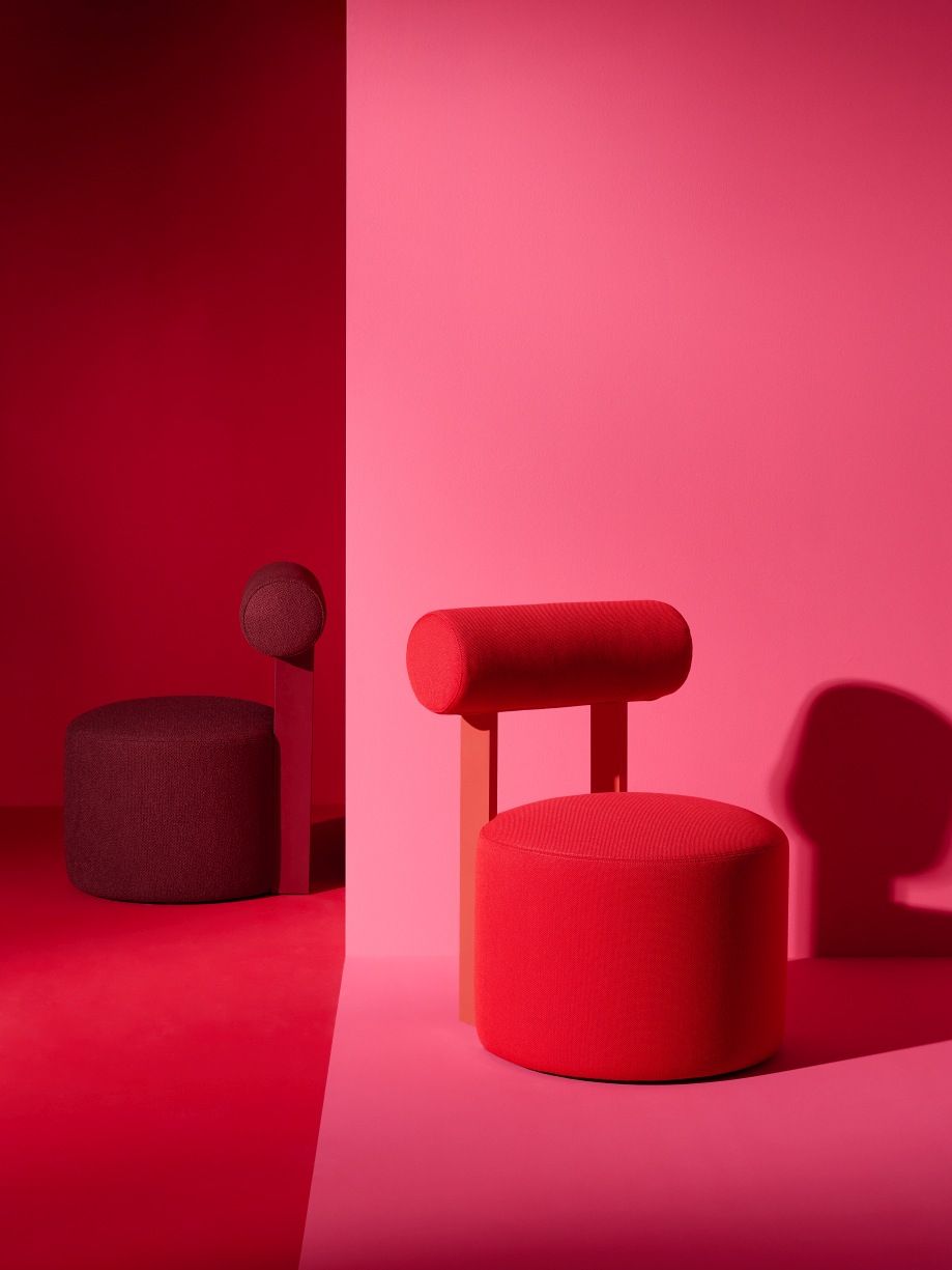 Faye Hocker von Schönbuch, gepolstert mit Rückenlehne, in Rot- und Burgundertönen, modernes Design.