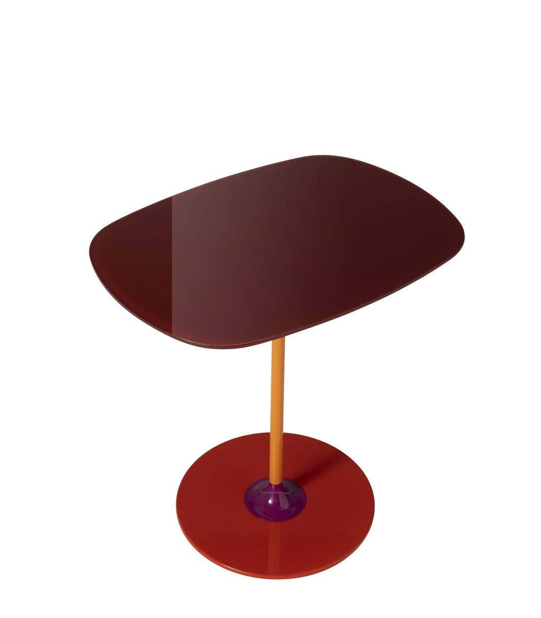 Kartell Thierry Beistelltisch 4042 in Bordeaux mit orangefarbenem Stiel und rotem Fuß.