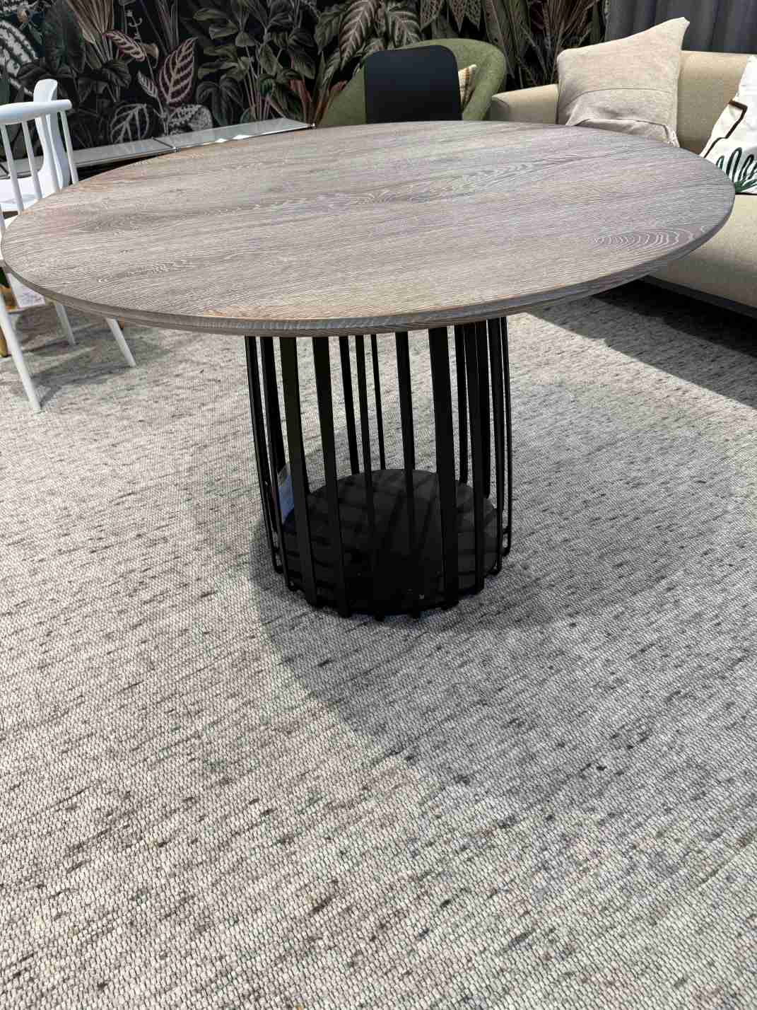 BC 07 Basket Tisch Rund EICHE GERÄUCHERT WEISS ROHEFFEKT Janua AUSSTELLUNGSSTÜCK