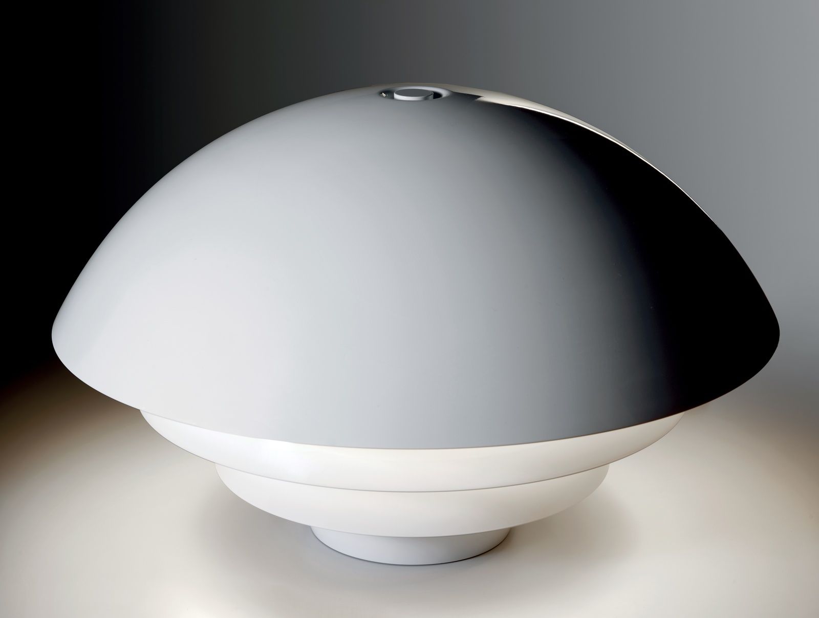 Nahaufnahme der modernen Visiere Tischleuchte von Martinelli Luce in Weiß, Pilzdesign für Nachttisch und Wohnzimmer.