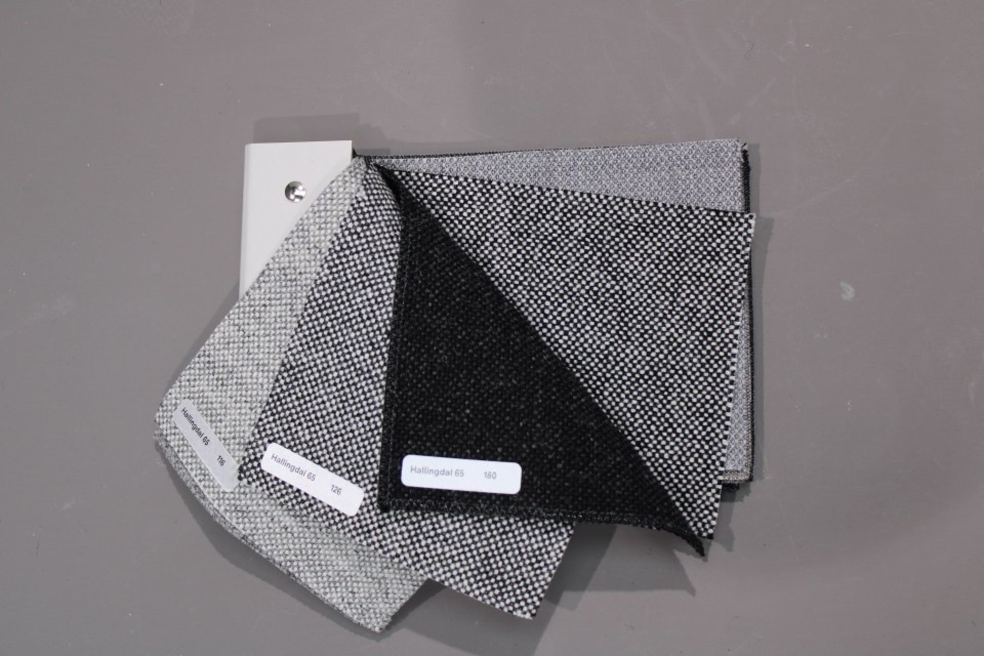 Stoffmuster Sample Grautöne von Hay: Verschiedene Grautöne und Texturen für Möbelstoffe und Polster.