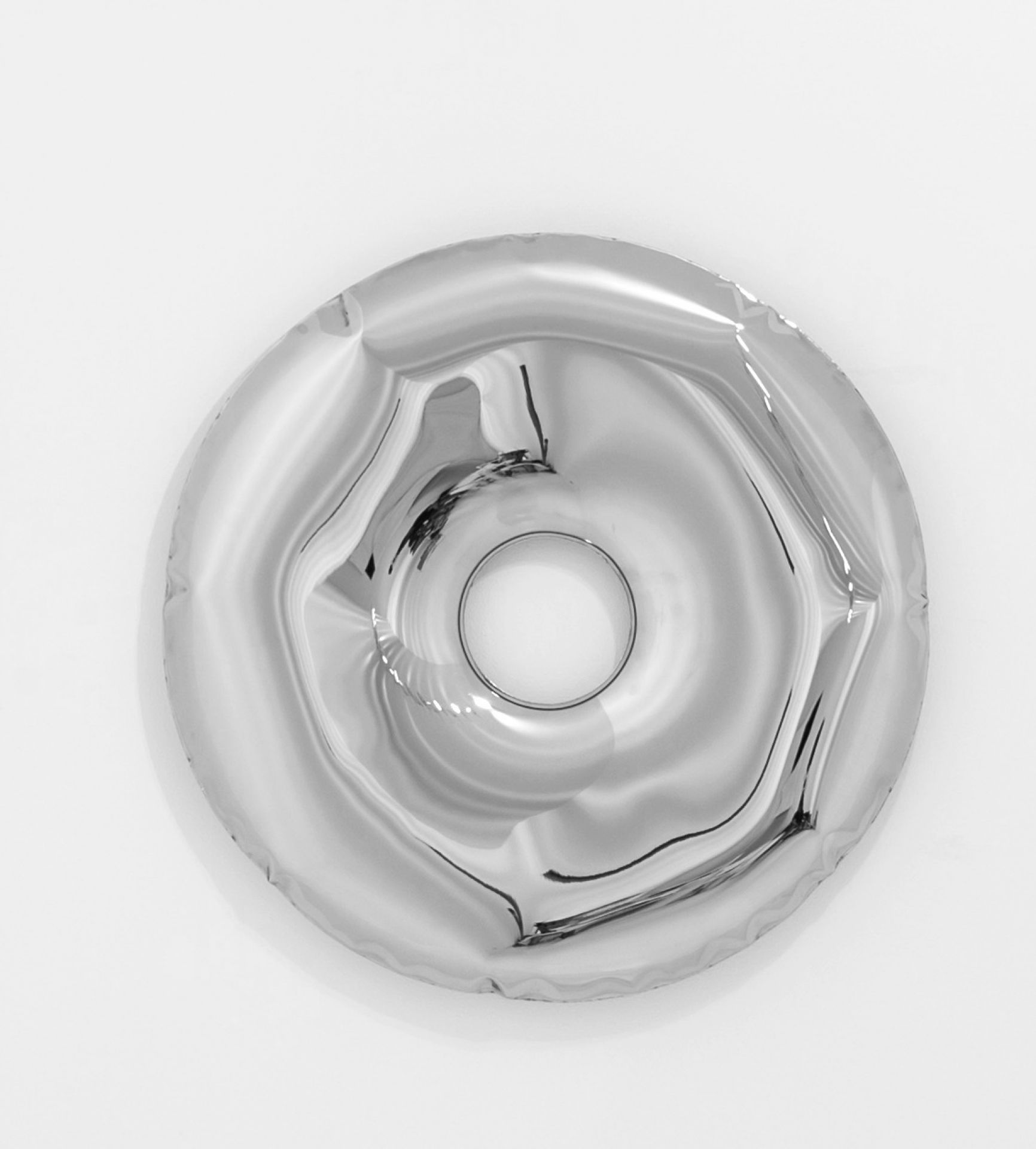Silberner Rondo Spiegel von Zieta mit runder Form und zentraler Öffnung. Design Spiegel.