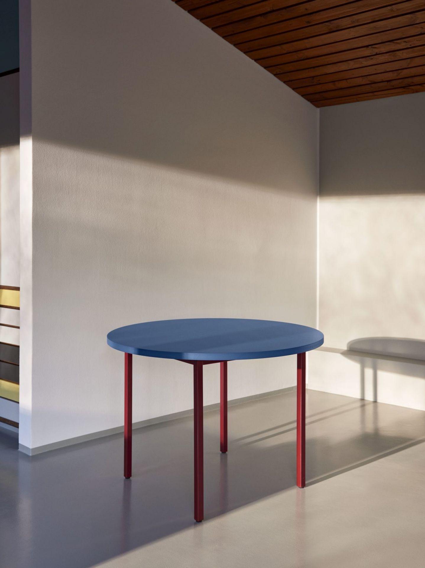 Blauer Hay Two Colour Table Tisch mit roten Beinen im minimalistischen Interieur.