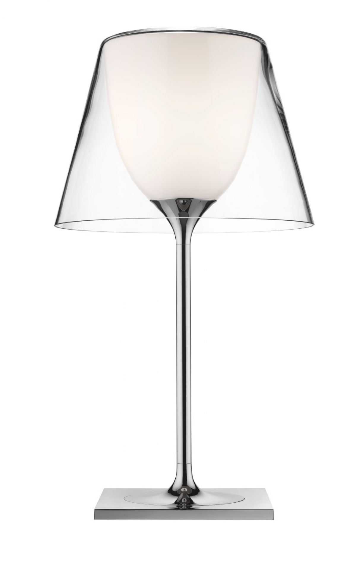 Ktribe T1 Tischleuchte von Flos: Moderne Tischlampe mit transparentem Schirm und Chromfuß.