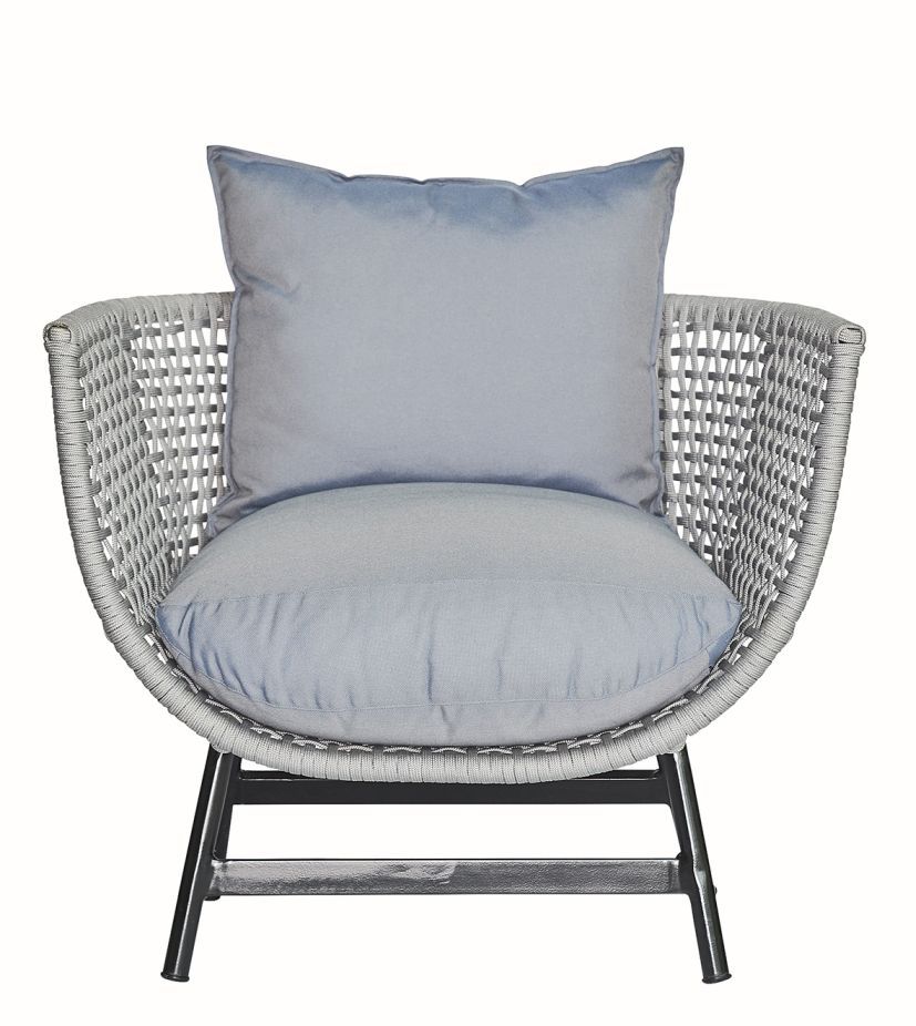 Grauer Suka Lounge Sessel von Jan Kurtz für den Outdoor-Bereich mit Kissen.