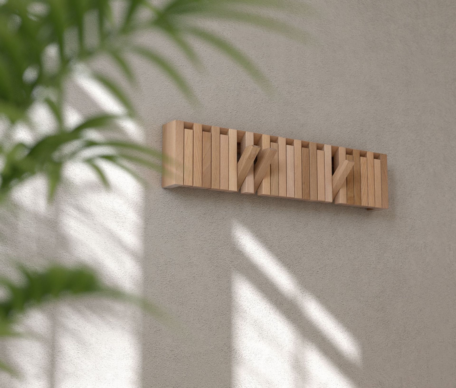 XYLO Wandgarderobe aus hellem Holz an einer Wand, moderne Garderobenleiste mit ausklappbaren Haken.