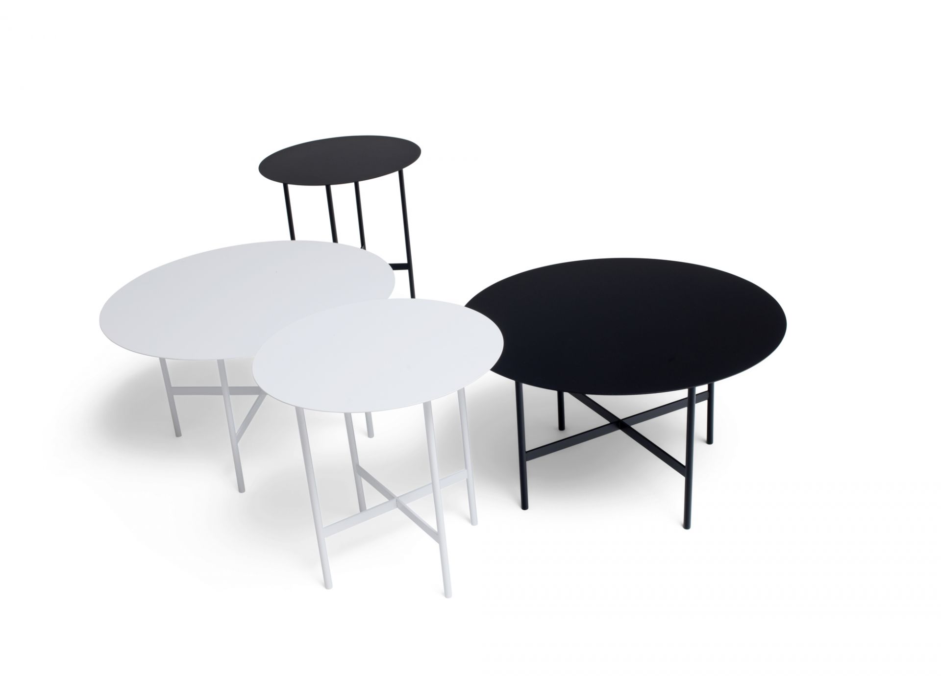 BETA Couchtisch und Beistelltisch von Müller Möbelfabrikation in Schwarz und Weiß, runde Tischplatten.