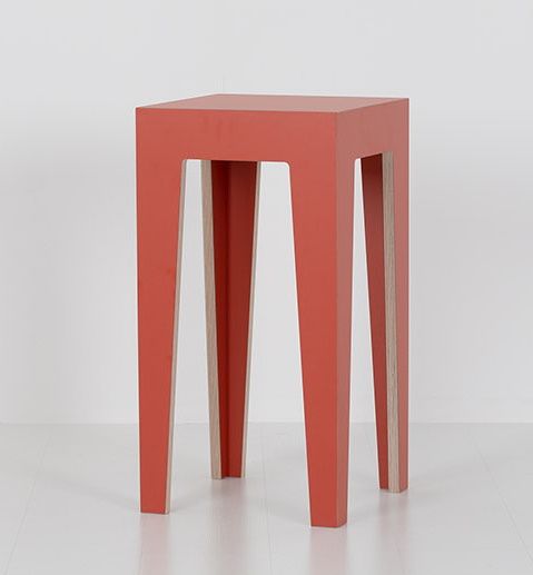 Roter HUGO Barhocker: Moderner Hocker aus Holz, ideal für Küche und Bar.