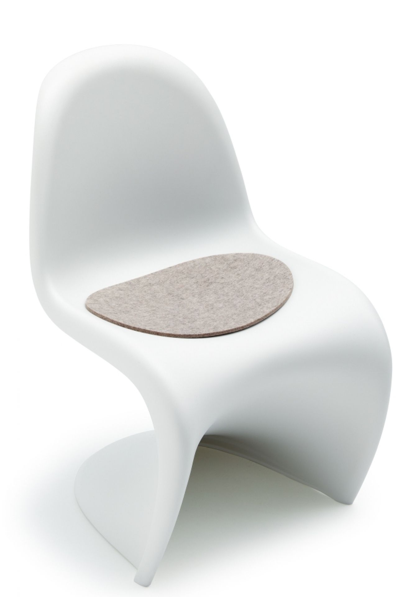 Helle, melierte Hey Sign Filz Sitzauflage für Panton Junior Stuhl auf weißem Stuhl.
