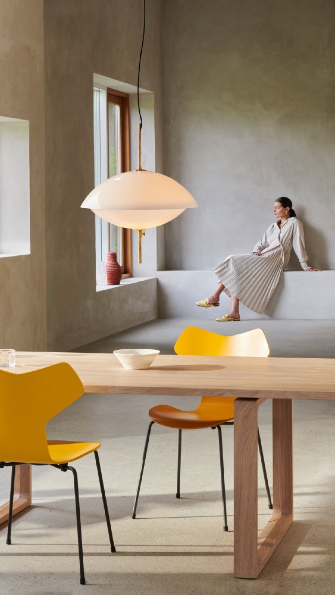 Nahaufnahme der Fritz Hansen Clam Pendelleuchte, 55 cm, in einem modernen Wohnraum.