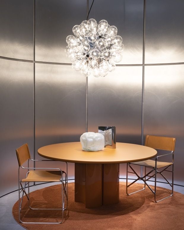 Runder 2325 Bol Esstisch Ø 160 cm von Zanotta in Karamell metallic mit Stühlen.