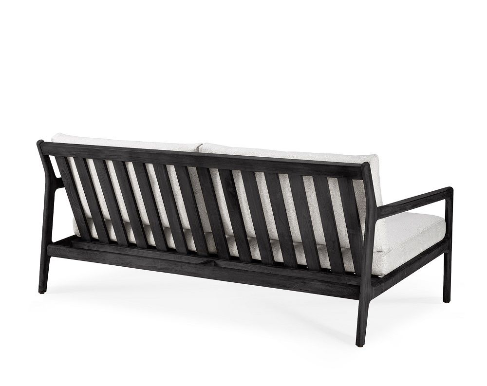 Rückansicht des Jack Outdoor Sofas von Ethnicraft aus schwarzem Teakholz mit hellen Polstern.