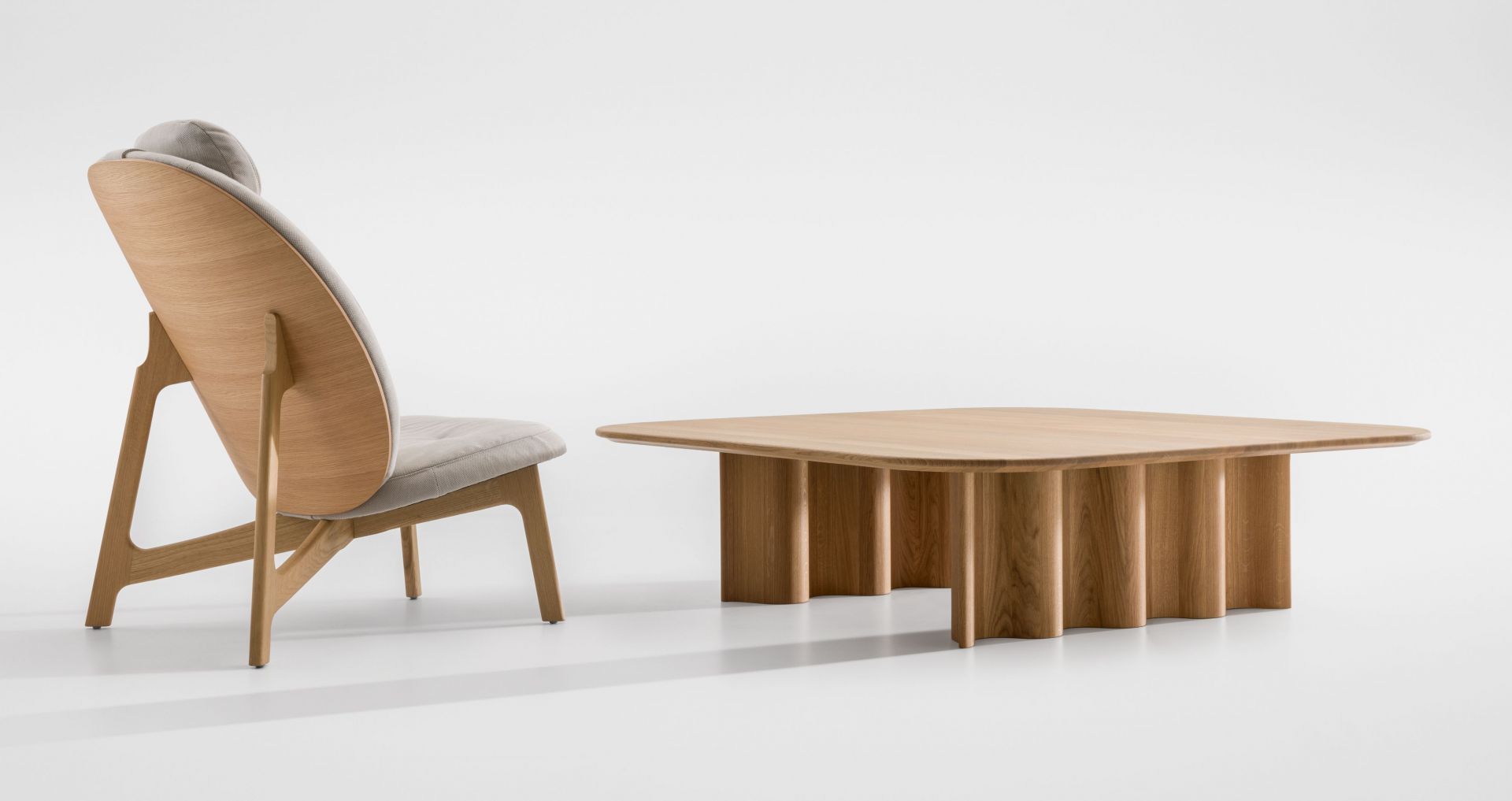 Curtain Couchtisch aus massivem Eichenholz, rechteckig, mit gerundeten Kanten und passendem Sessel.