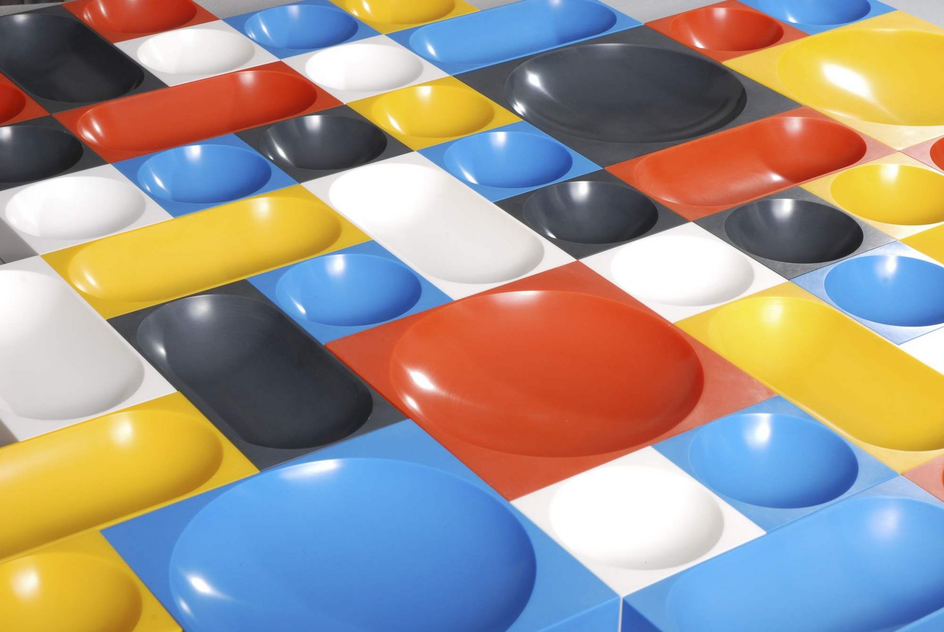 Nahaufnahme von Modul 2 Magnetic Bowl Schalen in rot, blau, gelb, schwarz und weiß.