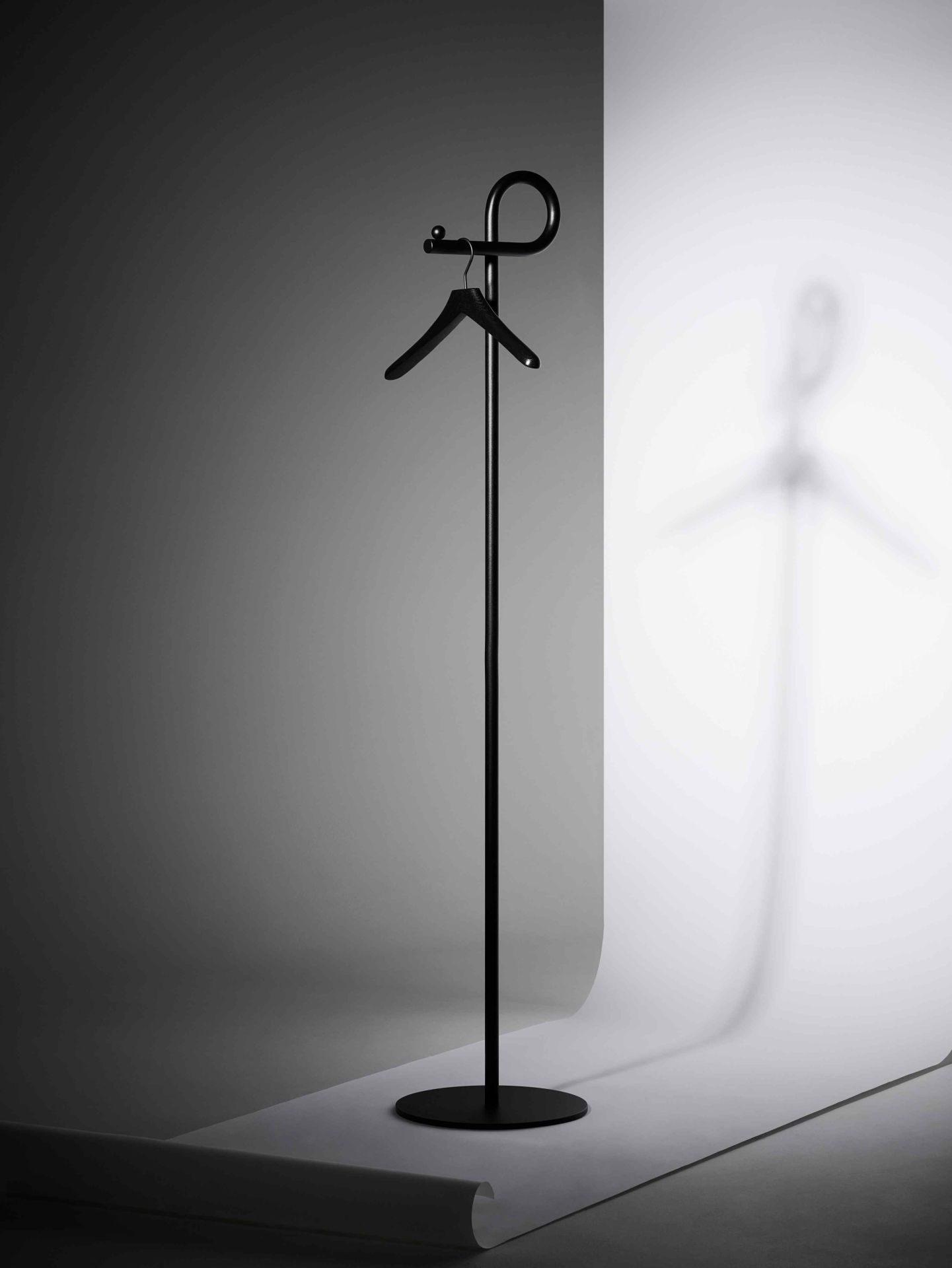 Schwarzer Schönbuch Slinga Garderobenständer mit Kleiderbügel vor grau-weißem Hintergrund, modernes Design für Flur und Diele.