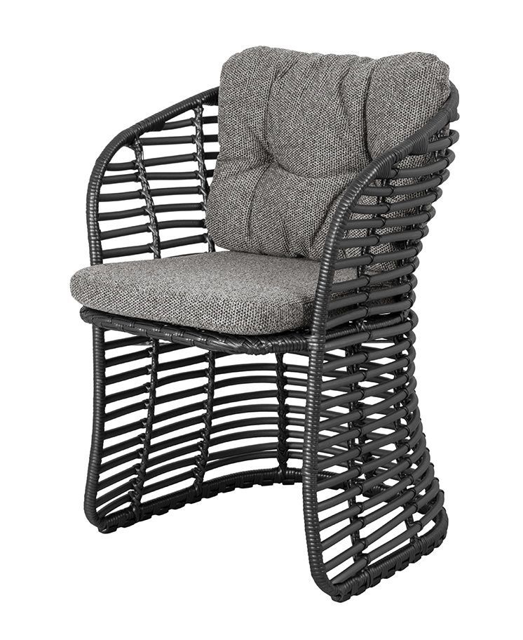 Graphitfarbener Basket Sessel von Cane-Line mit grauen Sitz- und Rückenkissen. Gartenmöbel für den Außenbereich.