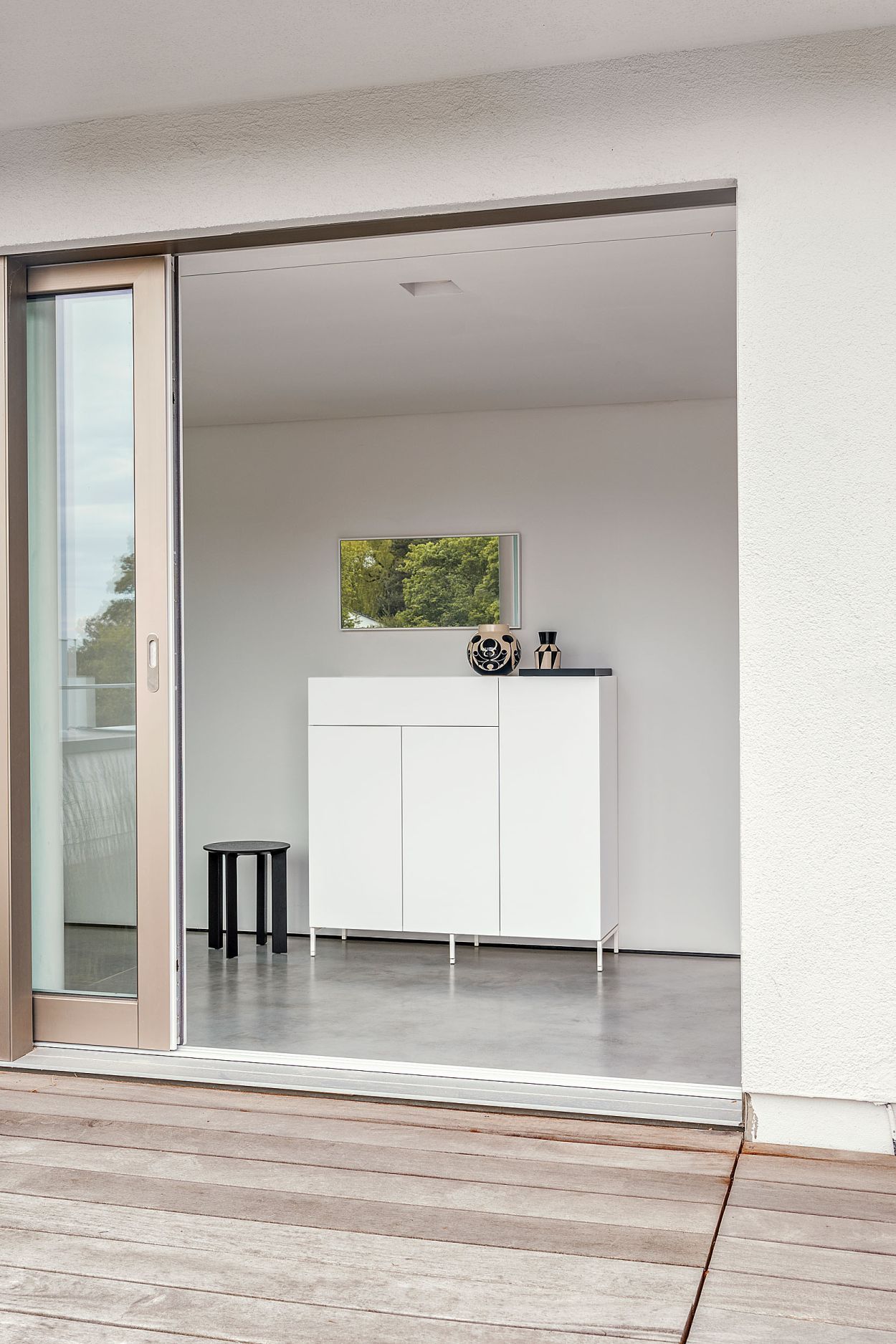 Modernes, weißes Urban Sideboard von Schönbuch mit zwei Türen und Schublade im minimalistischen Wohnzimmer.