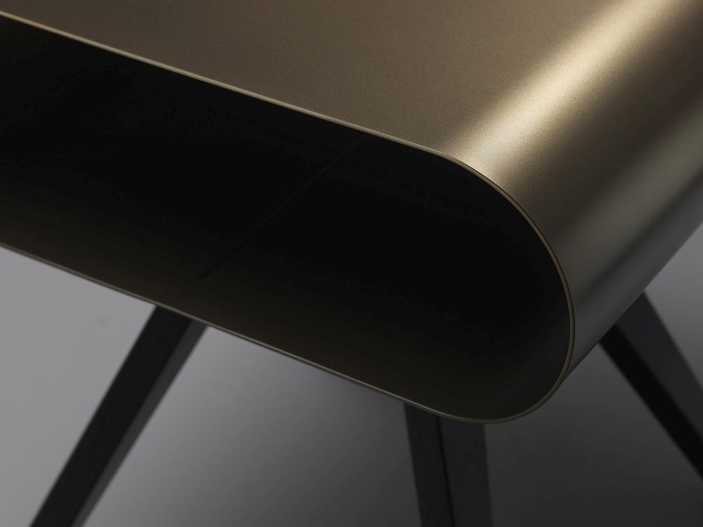 Detailaufnahme: LO 12 Beistelltisch mit Ablage in Midbronze und schwarzem Eichengestell. Moderner Nachttisch.