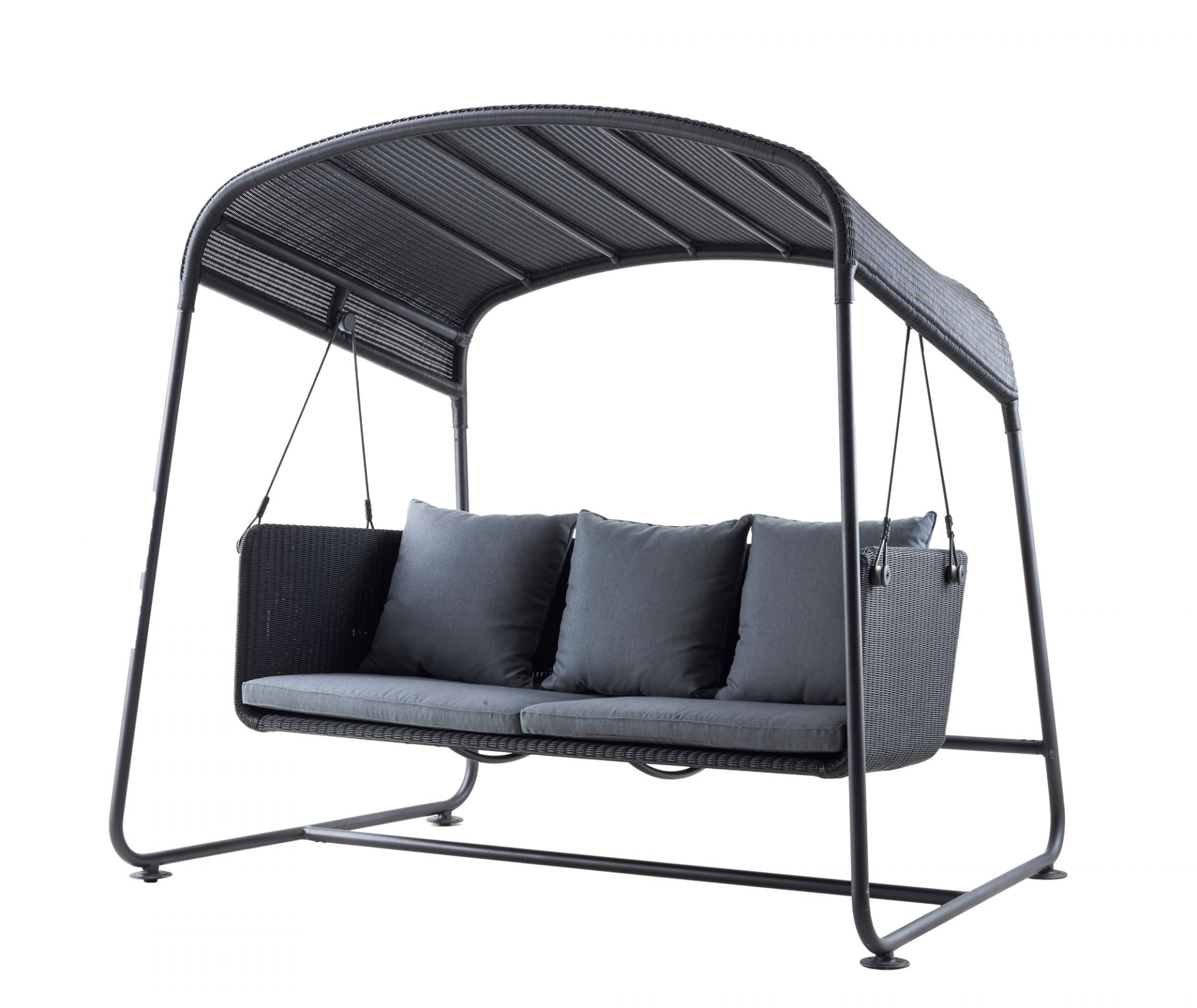 Cave Gartenschaukel von Cane-Line mit grauen Kissen. Elegante Outdoor-Schaukel für Garten oder Terrasse.