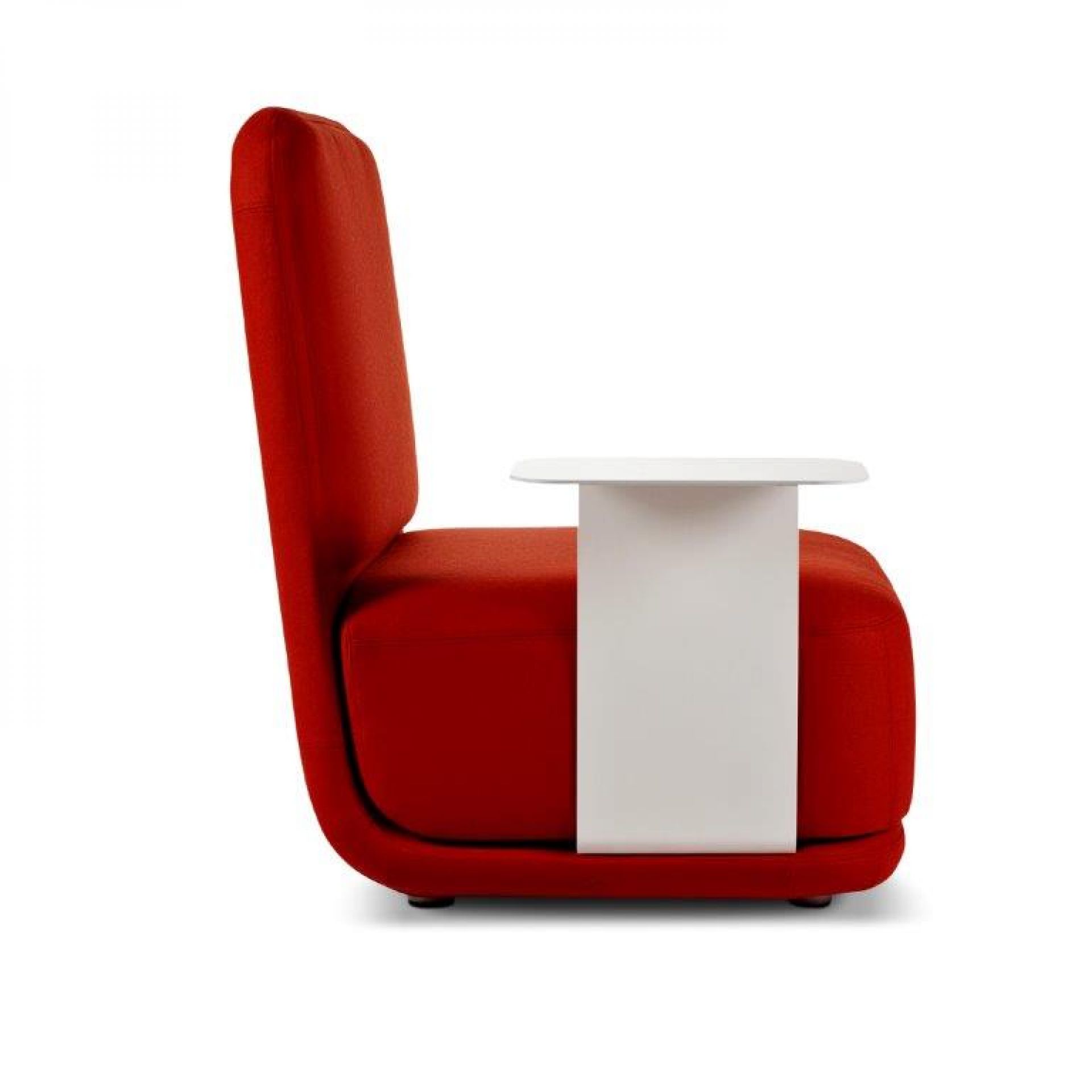 Roter Standby Sessel mit hoher Rückenlehne und integriertem, weißem Beistelltisch.