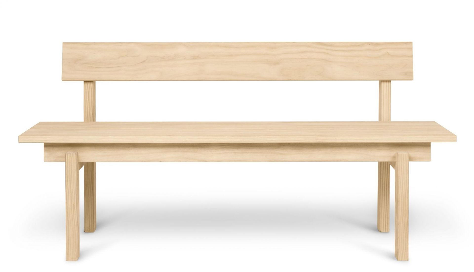 Helle Holzbank mit Rückenlehne, Peka Bank von Ferm Living, skandinavisches Design für Garten und Terrasse.