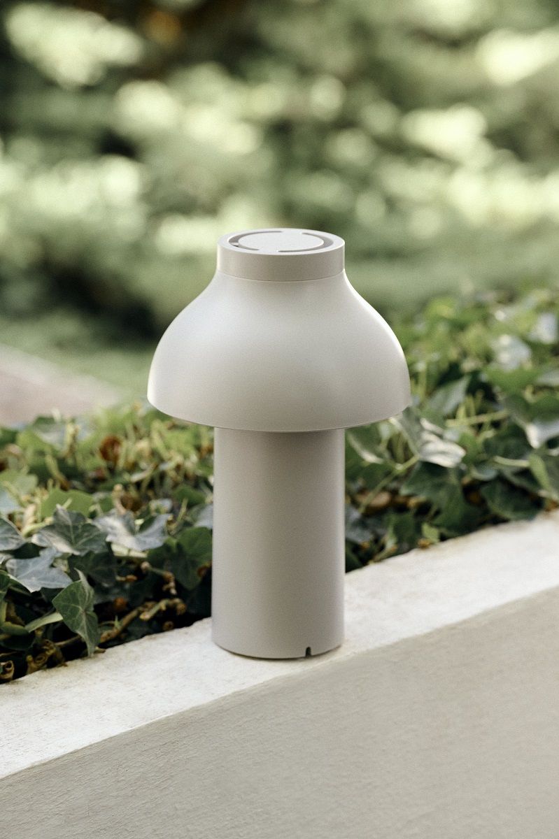 Graue Hay PC Portable Akkuleuchte als Tischleuchte im Außenbereich, modernes Design.