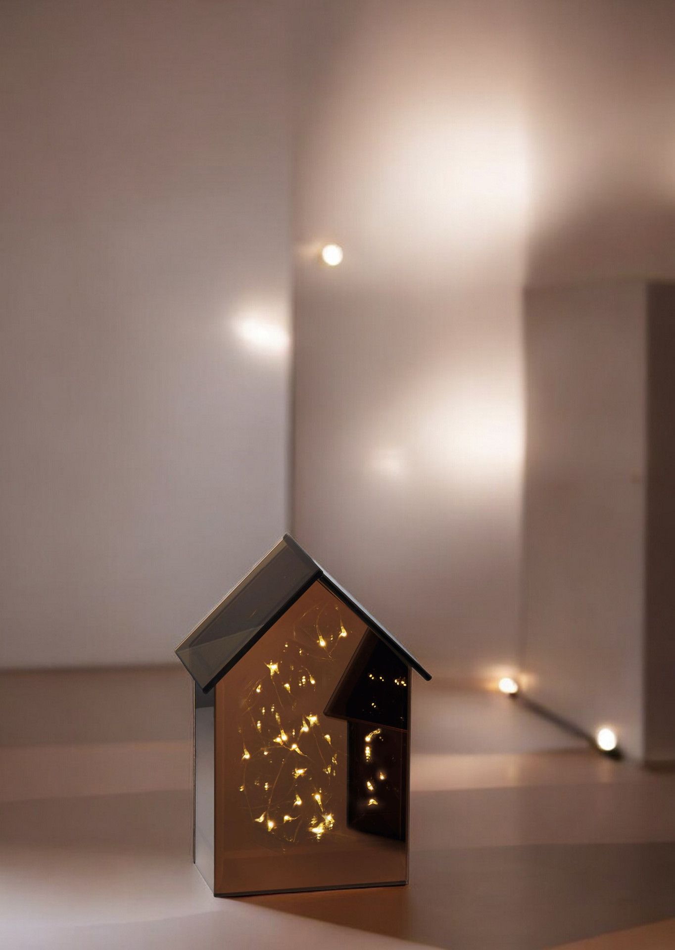 Light House Philippi: Dekorative Hausleuchte mit Lichterkette, modernes Design für stimmungsvolle Beleuchtung im Innenraum.